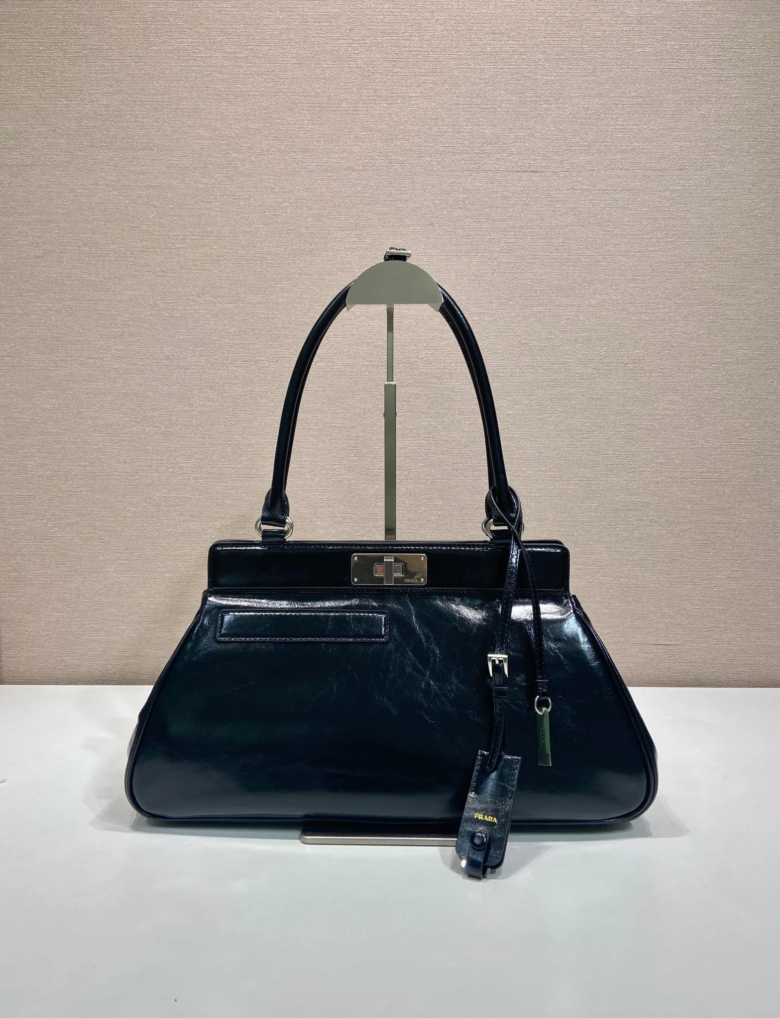 💰1860🎉New Product🎉1BG569 Oiled Waxed Leather🎉🎉 This handbag debuts with a modern geometric shape, using imported oiled waxed cowhide, and the ingenious Oversize design plays with illusions. There are 2 pockets on the front and back of the bag, cleverly reproduced details, just like the twist lock buckle in the archive design, showing the brand's exquisite craftsmanship. It has a large capacity and is a hit that will never go out of style. Hurry up and get it🎉🎉 Length 38x Height 21x Bottom 8cm🎉🎉🎉💰💰💰