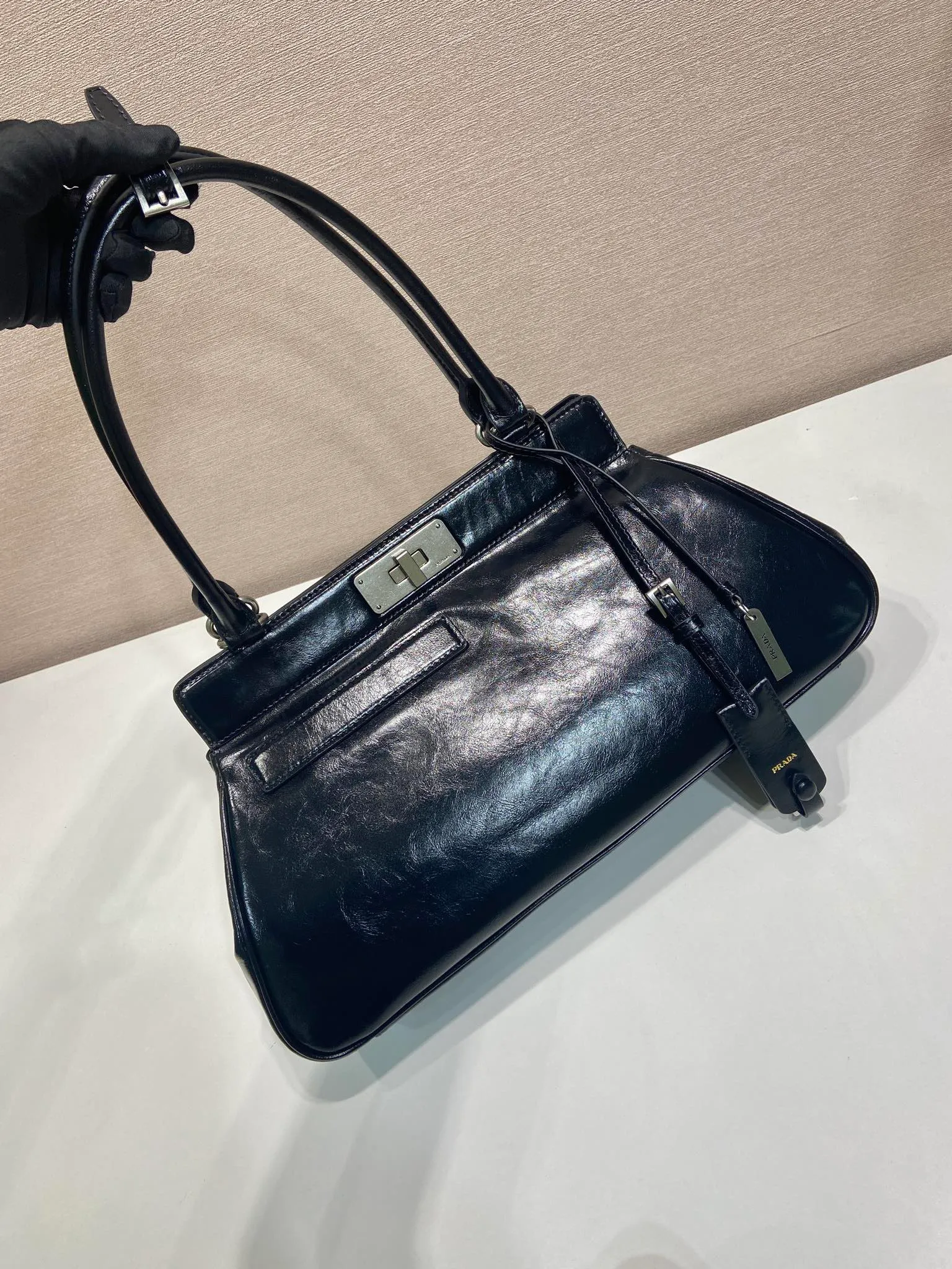 💰1860🎉New Product🎉1BG569 Oiled Waxed Leather🎉🎉 This handbag debuts with a modern geometric shape, using imported oiled waxed cowhide, and the ingenious Oversize design plays with illusions. There are 2 pockets on the front and back of the bag, cleverly reproduced details, just like the twist lock buckle in the archive design, showing the brand's exquisite craftsmanship. It has a large capacity and is a hit that will never go out of style. Hurry up and get it🎉🎉 Length 38x Height 21x Bottom 8cm🎉🎉🎉💰💰💰