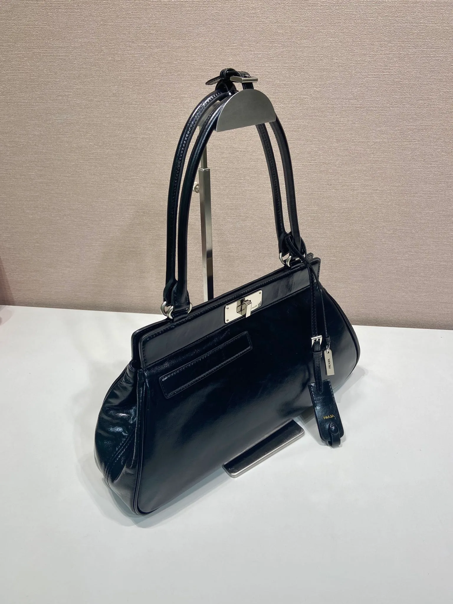 💰1860🎉New Product🎉1BG569 Oiled Waxed Leather🎉🎉 This handbag debuts with a modern geometric shape, using imported oiled waxed cowhide, and the ingenious Oversize design plays with illusions. There are 2 pockets on the front and back of the bag, cleverly reproduced details, just like the twist lock buckle in the archive design, showing the brand's exquisite craftsmanship. It has a large capacity and is a hit that will never go out of style. Hurry up and get it🎉🎉 Length 38x Height 21x Bottom 8cm🎉🎉🎉💰💰💰