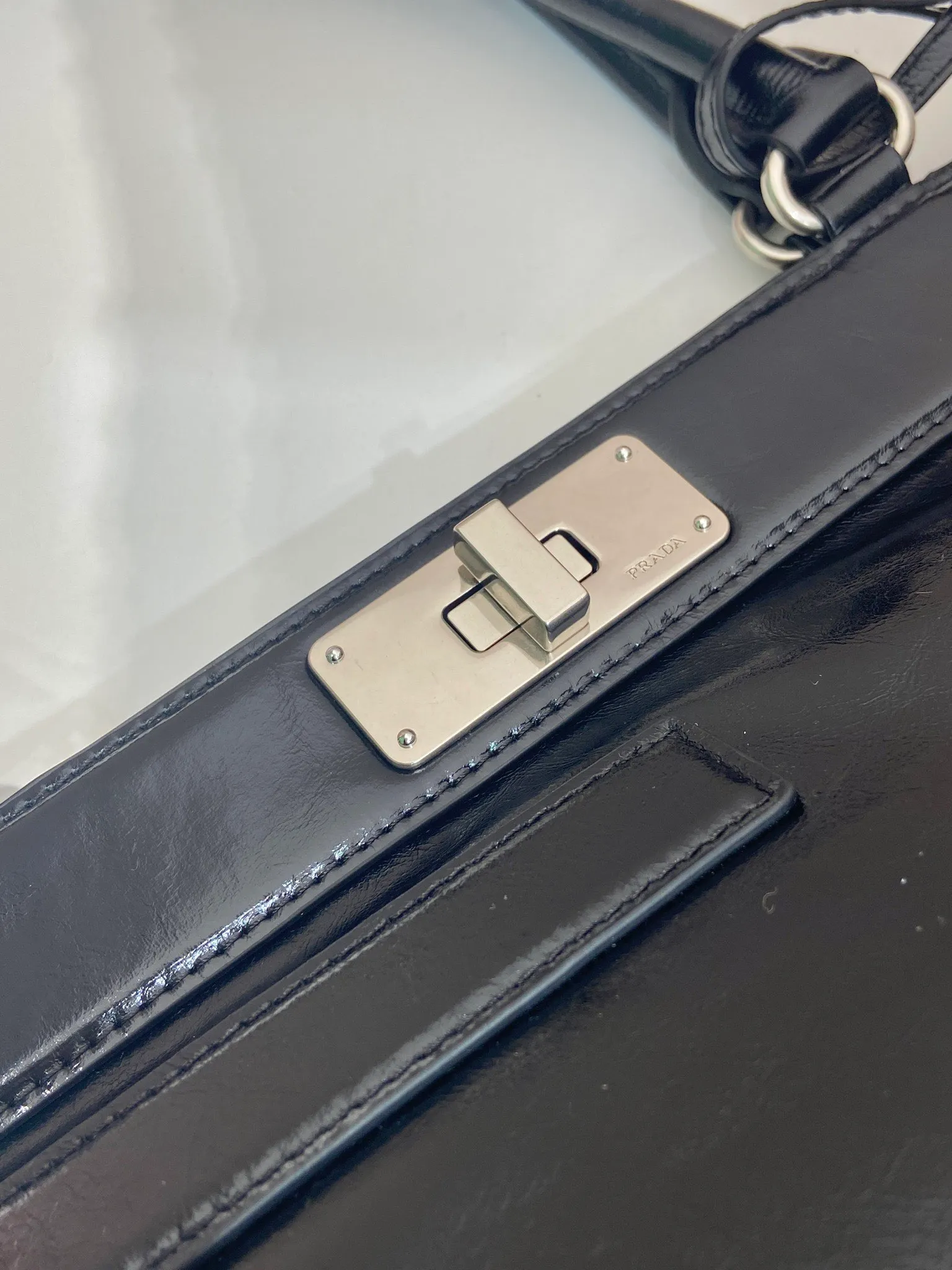 💰1860🎉New Product🎉1BG569 Oiled Waxed Leather🎉🎉 This handbag debuts with a modern geometric shape, using imported oiled waxed cowhide, and the ingenious Oversize design plays with illusions. There are 2 pockets on the front and back of the bag, cleverly reproduced details, just like the twist lock buckle in the archive design, showing the brand's exquisite craftsmanship. It has a large capacity and is a hit that will never go out of style. Hurry up and get it🎉🎉 Length 38x Height 21x Bottom 8cm🎉🎉🎉💰💰💰