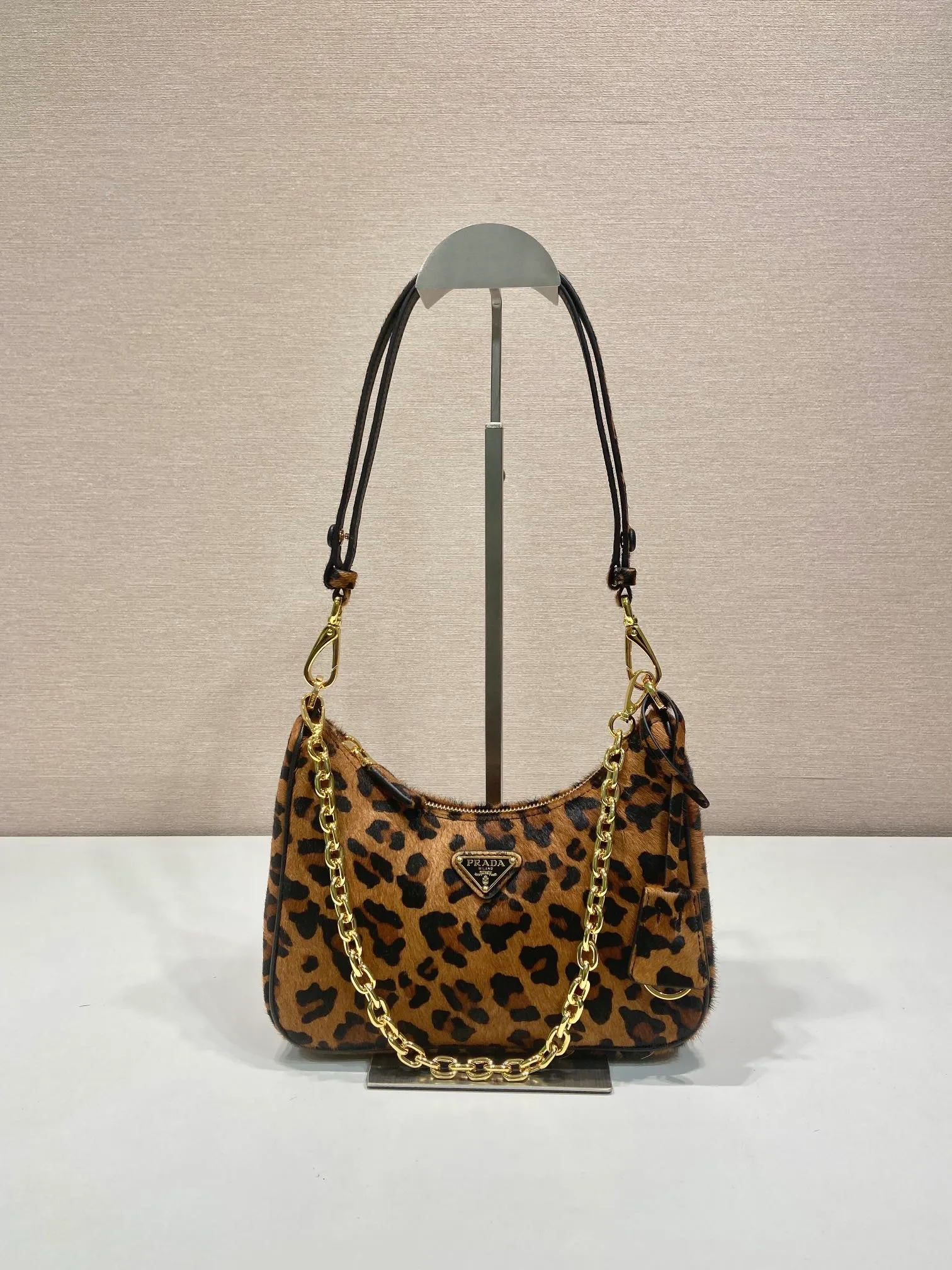 💰1260🎉Leopard print Hobo🎉1BC194 new arrival🎉🎉 This Arqué handbag reinterprets the Hobo silhouette, decorated with leopard print to add personality and highlight the charm of versatile fashion. It has adjustable and removable printed leather handles and chains, with large capacity and a must-have in winter. Another ever-popular style, hurry up and get it🎉🎉 Length 22.5x Height 18.5x Bottom 6cm🎉🎉🎉👏👏👏