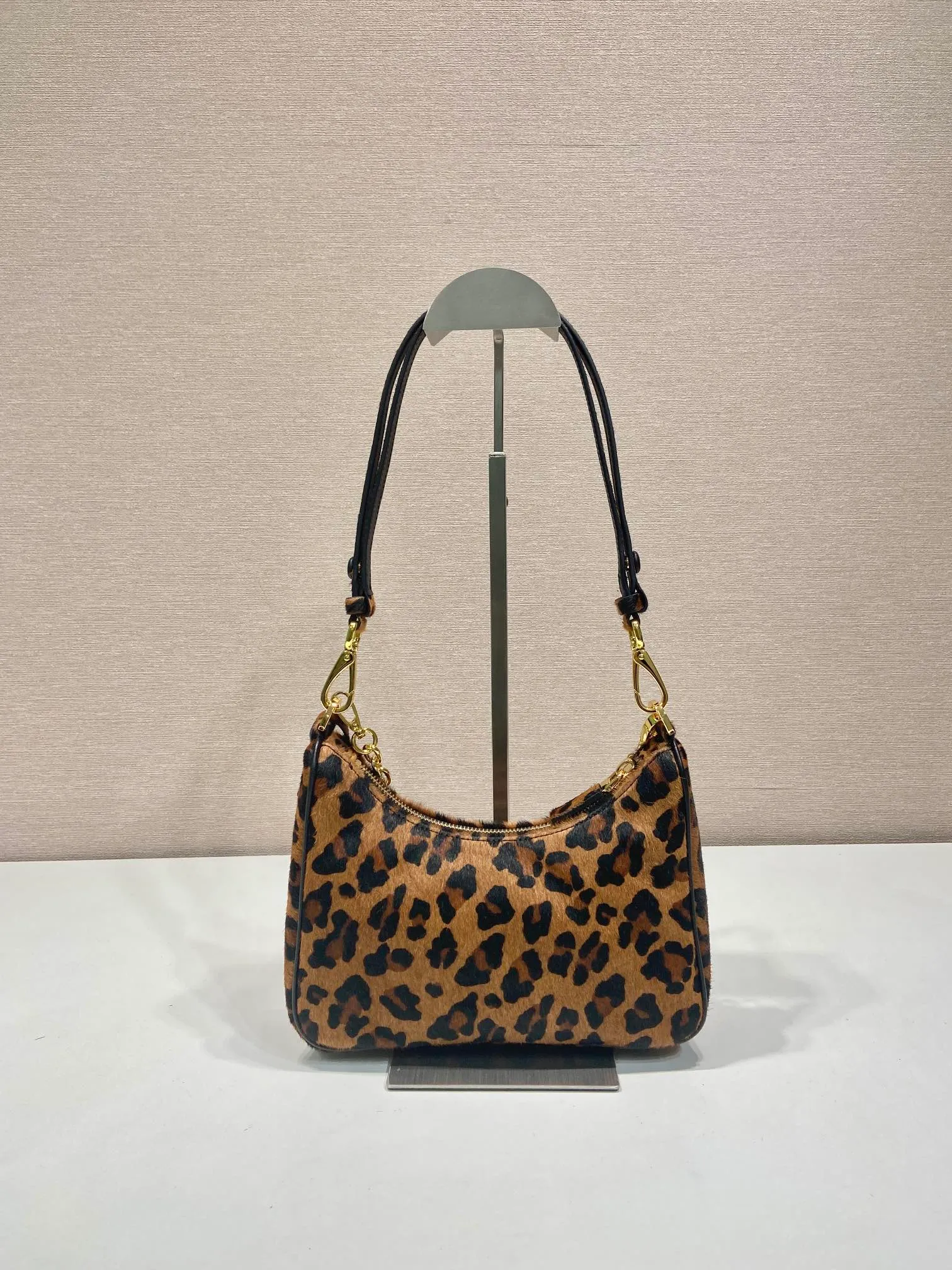 💰1260🎉Leopard print Hobo🎉1BC194 new arrival🎉🎉 This Arqué handbag reinterprets the Hobo silhouette, decorated with leopard print to add personality and highlight the charm of versatile fashion. It has adjustable and removable printed leather handles and chains, with large capacity and a must-have in winter. Another ever-popular style, hurry up and get it🎉🎉 Length 22.5x Height 18.5x Bottom 6cm🎉🎉🎉👏👏👏