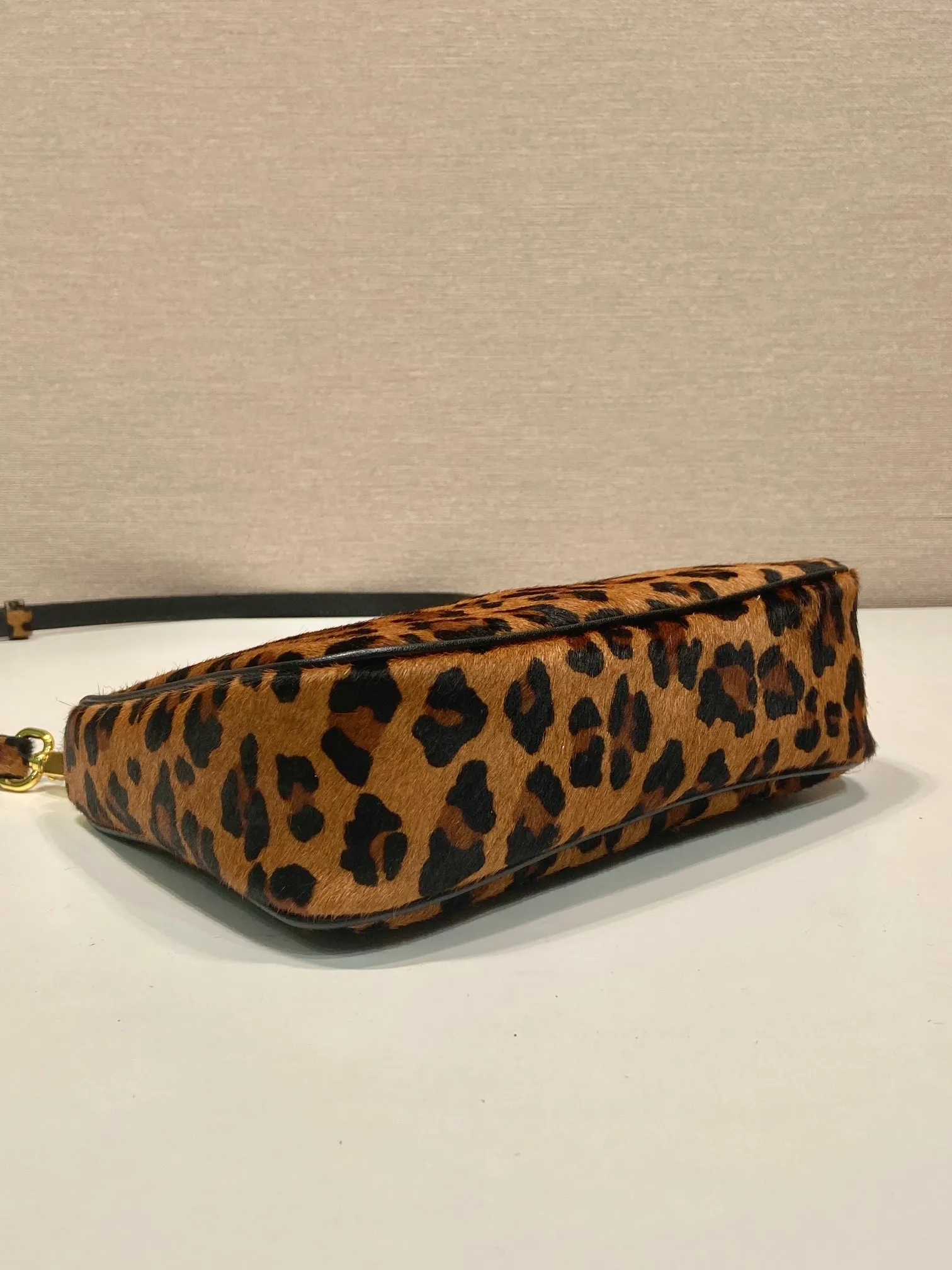 💰1260🎉Leopard print Hobo🎉1BC194 new arrival🎉🎉 This Arqué handbag reinterprets the Hobo silhouette, decorated with leopard print to add personality and highlight the charm of versatile fashion. It has adjustable and removable printed leather handles and chains, with large capacity and a must-have in winter. Another ever-popular style, hurry up and get it🎉🎉 Length 22.5x Height 18.5x Bottom 6cm🎉🎉🎉👏👏👏
