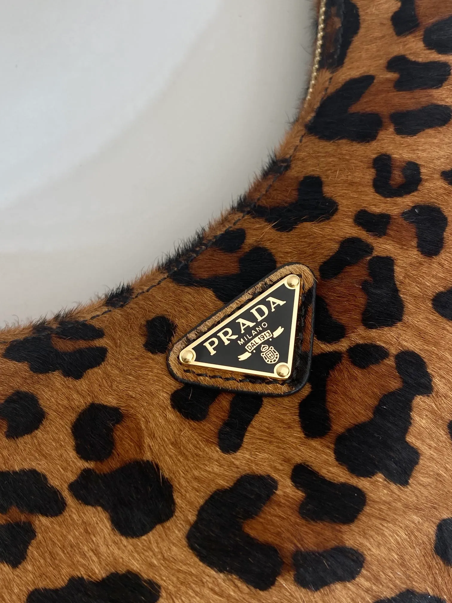 💰1260🎉Leopard print Hobo🎉1BC194 new arrival🎉🎉 This Arqué handbag reinterprets the Hobo silhouette, decorated with leopard print to add personality and highlight the charm of versatile fashion. It has adjustable and removable printed leather handles and chains, with large capacity and a must-have in winter. Another ever-popular style, hurry up and get it🎉🎉 Length 22.5x Height 18.5x Bottom 6cm🎉🎉🎉👏👏👏