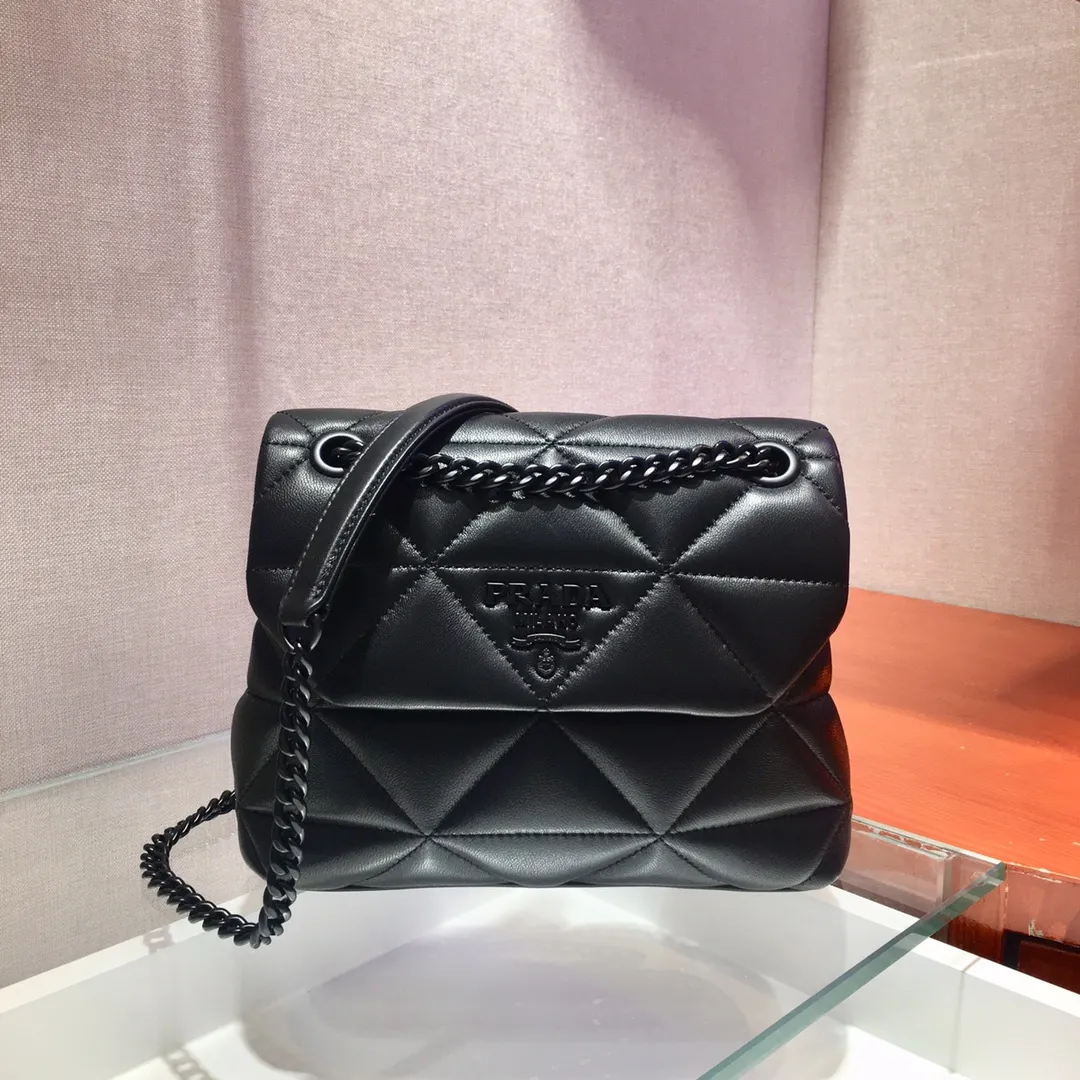 💰1660🎉Exclusive first launch🎉1BD233✨Original item👍Made of imported lambskin, complex hand-embroidered 👍Super soft to the touch😘😘Hardware with same color finish, chain, letter logo. The chain of the same color comes with a leather shoulder strap, which can be worn diagonally or on one shoulder😘😘The three compartment design meets exquisite storage needs, is lightweight and practical, and has a large space capacity. It can be worn with everyday clothes, it’s so beautiful🙊🙊Hurry up, goddesses😘😘Length 22x height 15x bottom 8cm👏👏👏💰💰💰,