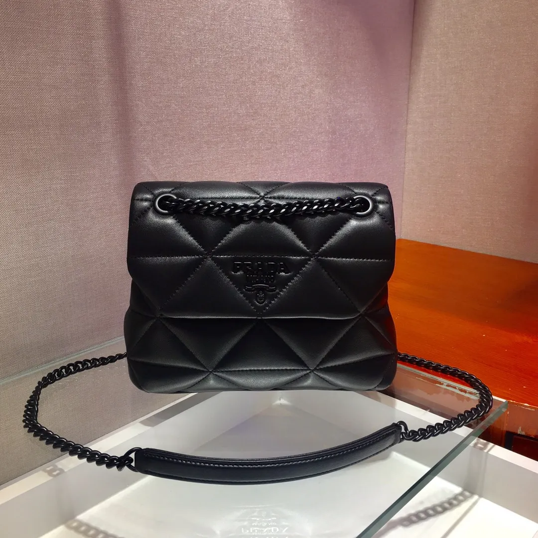 💰1660🎉Exclusive first launch🎉1BD233✨Original item👍Made of imported lambskin, complex hand-embroidered 👍Super soft to the touch😘😘Hardware with same color finish, chain, letter logo. The chain of the same color comes with a leather shoulder strap, which can be worn diagonally or on one shoulder😘😘The three compartment design meets exquisite storage needs, is lightweight and practical, and has a large space capacity. It can be worn with everyday clothes, it’s so beautiful🙊🙊Hurry up, goddesses😘😘Length 22x height 15x bottom 8cm👏👏👏💰💰💰,