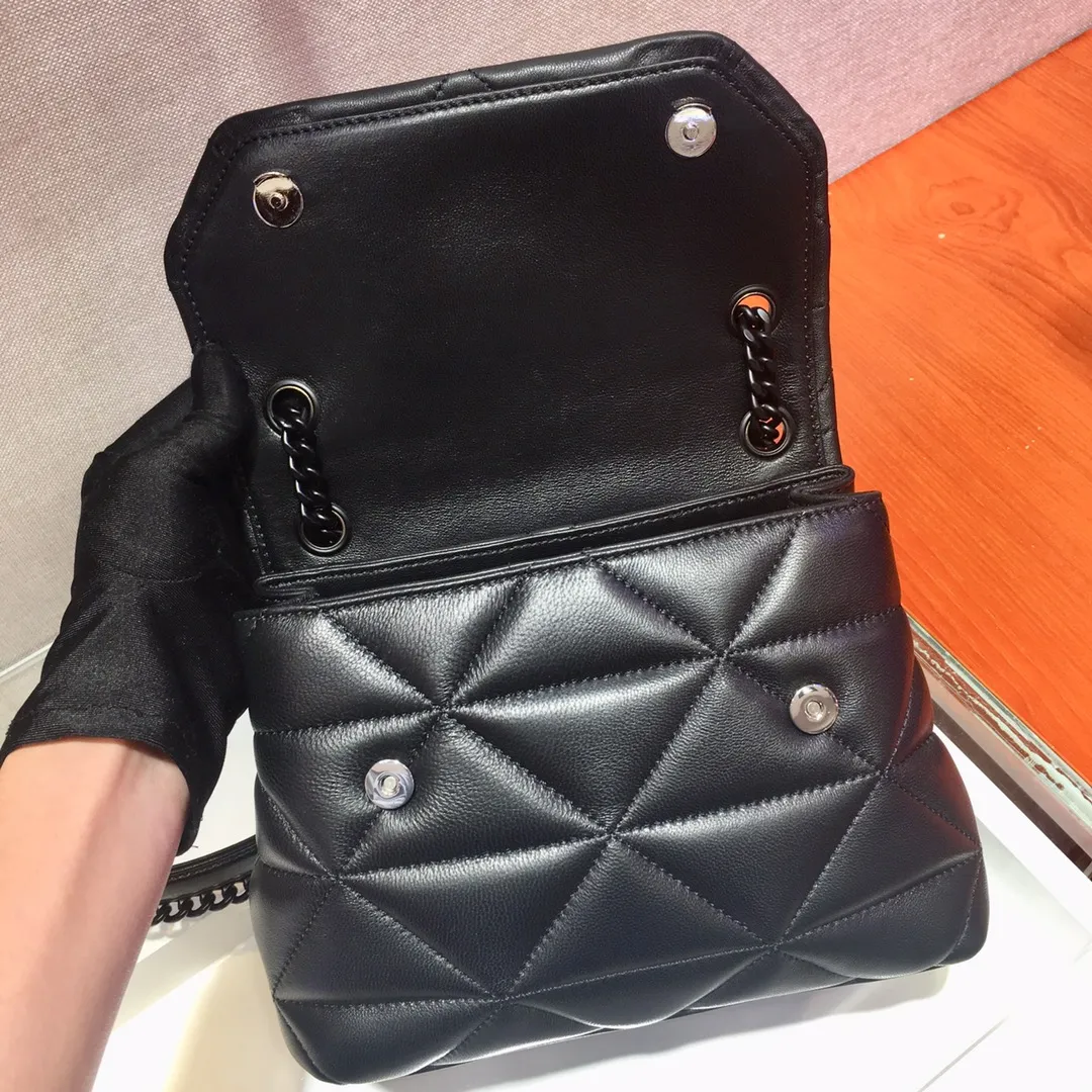 💰1660🎉Exclusive first launch🎉1BD233✨Original item👍Made of imported lambskin, complex hand-embroidered 👍Super soft to the touch😘😘Hardware with same color finish, chain, letter logo. The chain of the same color comes with a leather shoulder strap, which can be worn diagonally or on one shoulder😘😘The three compartment design meets exquisite storage needs, is lightweight and practical, and has a large space capacity. It can be worn with everyday clothes, it’s so beautiful🙊🙊Hurry up, goddesses😘😘Length 22x height 15x bottom 8cm👏👏👏💰💰💰,