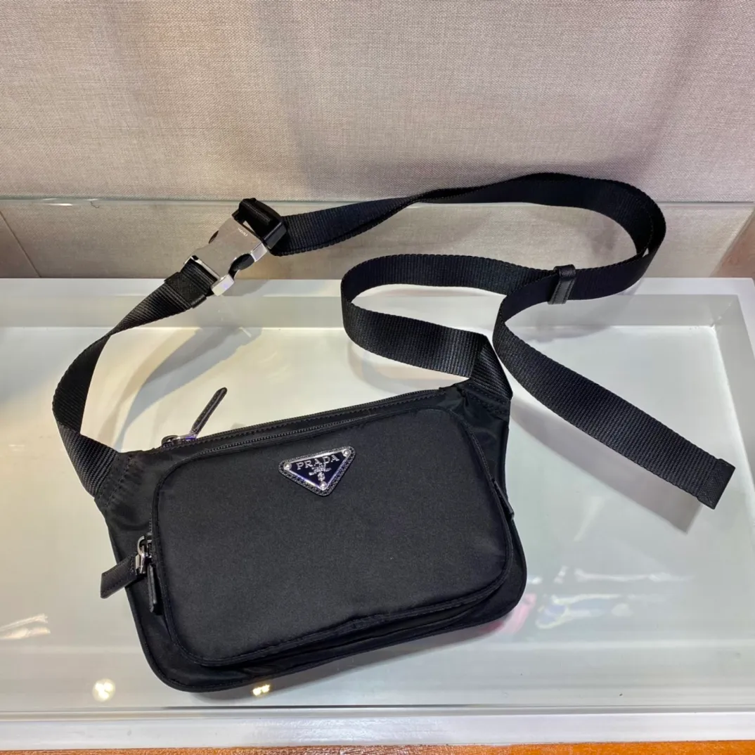 💰860🎉New waist bag🎉2VH128🎉🎉For both men and women😘 New waist bag/chest bag😘This design not only enhances the overall design sense, but also has a great upper body effect, is lightweight and fashionable. It is affordable and very practical for daily wear. It can be used as a waist bag/chest bag/crossbody bag👏It is very practical. Hurry up and get it🎉🎉 Length 19x Height 13cmx Bottom 2.5cm