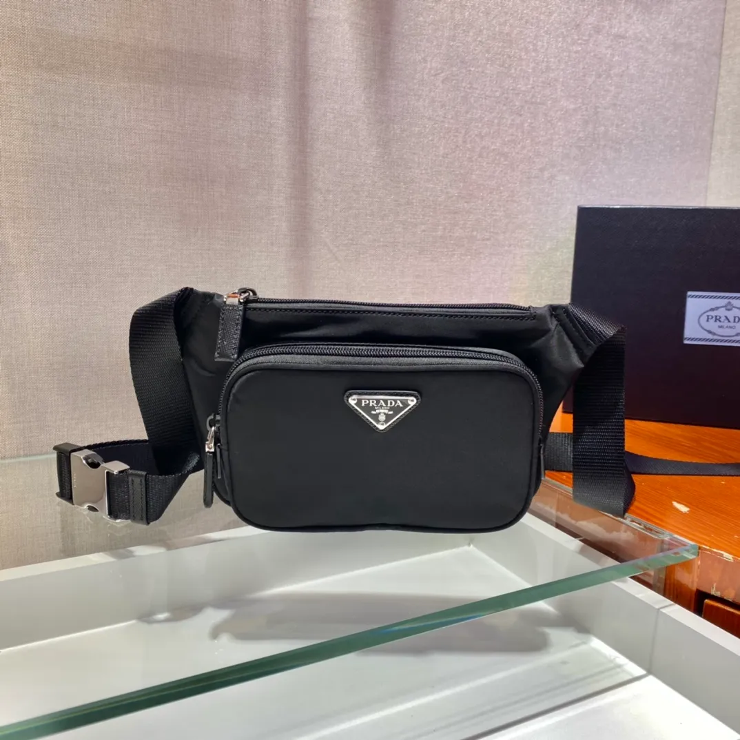 💰860🎉New waist bag🎉2VH128🎉🎉For both men and women😘 New waist bag/chest bag😘This design not only enhances the overall design sense, but also has a great upper body effect, is lightweight and fashionable. It is affordable and very practical for daily wear. It can be used as a waist bag/chest bag/crossbody bag👏It is very practical. Hurry up and get it🎉🎉 Length 19x Height 13cmx Bottom 2.5cm