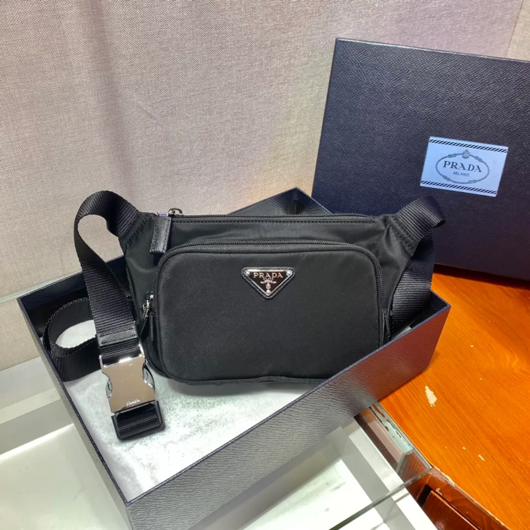 💰860🎉New waist bag🎉2VH128🎉🎉For both men and women😘 New waist bag/chest bag😘This design not only enhances the overall design sense, but also has a great upper body effect, is lightweight and fashionable. It is affordable and very practical for daily wear. It can be used as a waist bag/chest bag/crossbody bag👏It is very practical. Hurry up and get it🎉🎉 Length 19x Height 13cmx Bottom 2.5cm