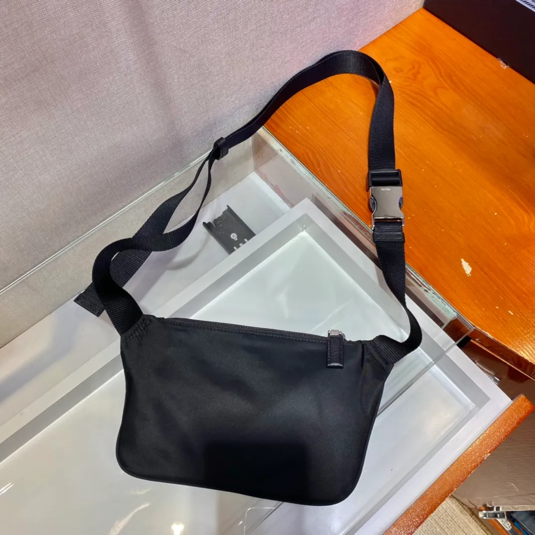 💰860🎉New waist bag🎉2VH128🎉🎉For both men and women😘 New waist bag/chest bag😘This design not only enhances the overall design sense, but also has a great upper body effect, is lightweight and fashionable. It is affordable and very practical for daily wear. It can be used as a waist bag/chest bag/crossbody bag👏It is very practical. Hurry up and get it🎉🎉 Length 19x Height 13cmx Bottom 2.5cm