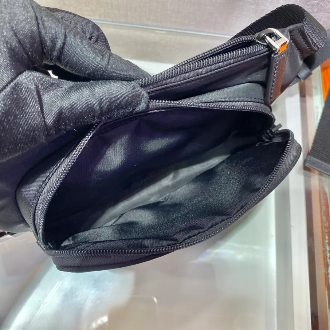 💰860🎉New waist bag🎉2VH128🎉🎉For both men and women😘 New waist bag/chest bag😘This design not only enhances the overall design sense, but also has a great upper body effect, is lightweight and fashionable. It is affordable and very practical for daily wear. It can be used as a waist bag/chest bag/crossbody bag👏It is very practical. Hurry up and get it🎉🎉 Length 19x Height 13cmx Bottom 2.5cm