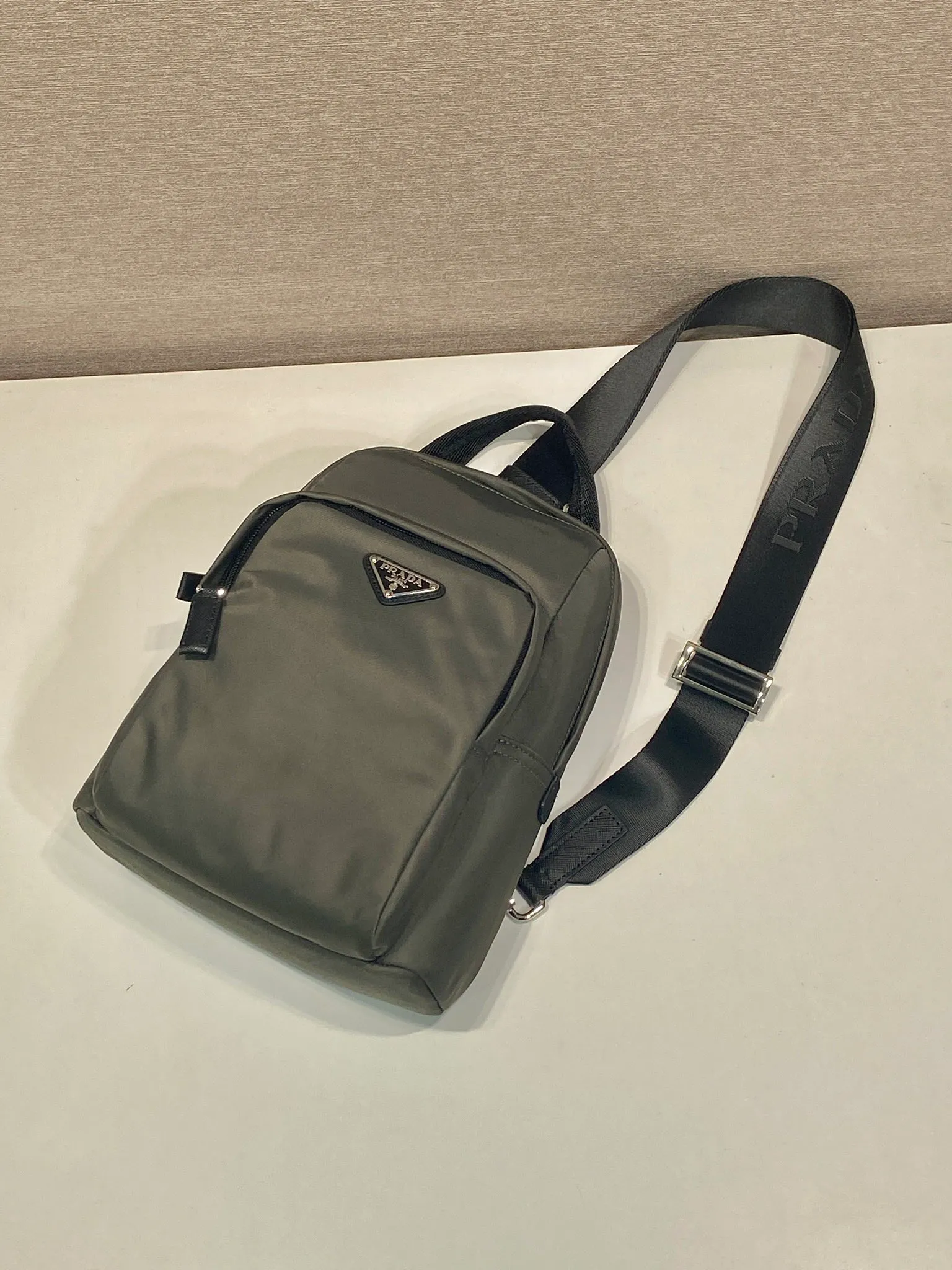 💰1040🎉New chest bag🎉🎉2VZ116🎉🎉 This chest bag is made of Re-Nylon recycled nylon material, with a lightweight and compact design and versatile style. A perfect blend of iconic elements, Saffiano leather details enhance sporty functionality. An enameled metal triangle logo adds signature appeal. Adjustable nylon shoulder strap, large capacity, stylish and handsome upper body effect😘😘Hurry up and get it🎉🎉 Length 20x Height 27x Bottom 8cm🎉🎉🎉💰💰💰