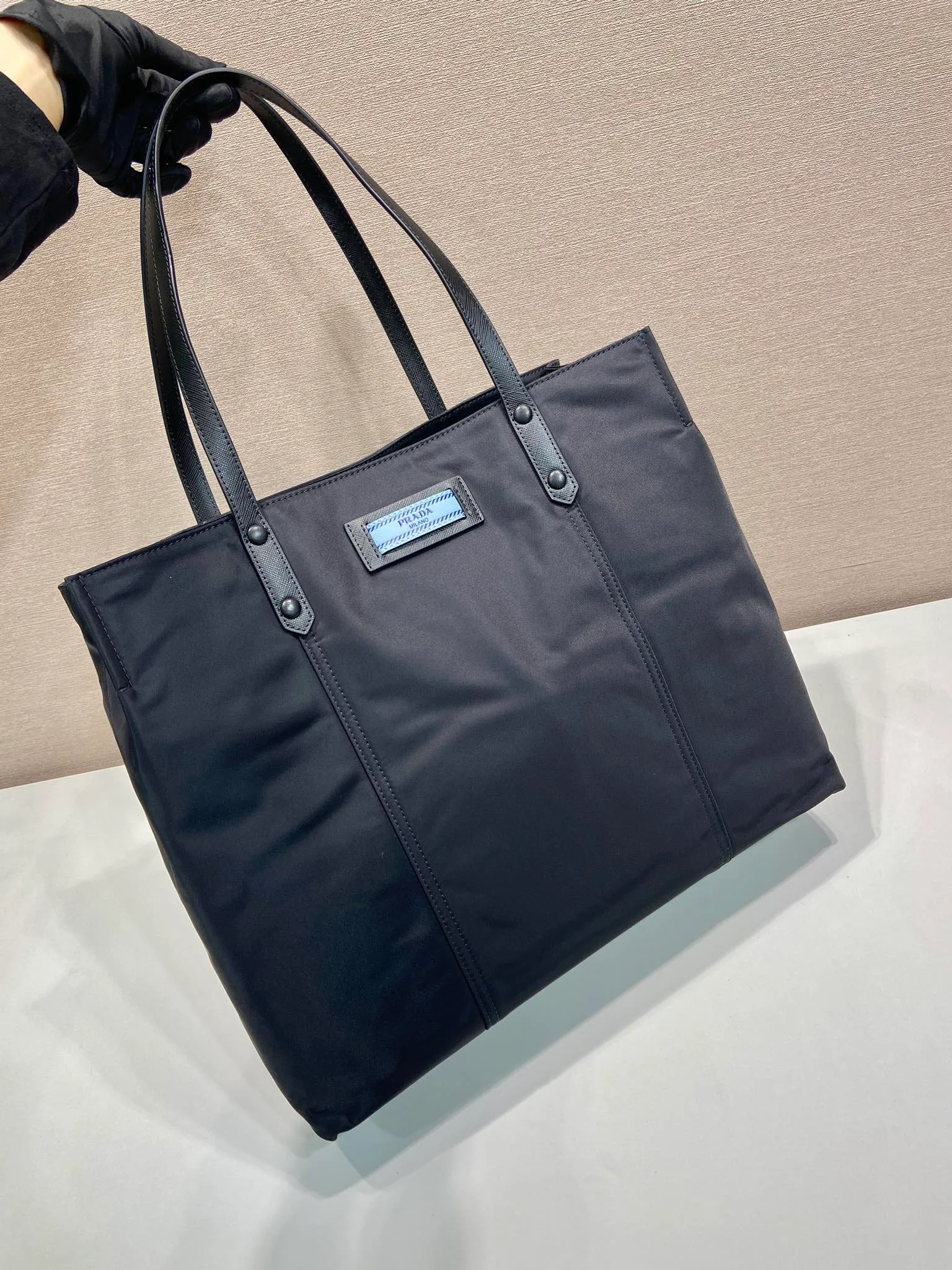 💰920, P’s new shopping bag 1BG184, original item, exclusive first release🤙🤙Made of imported nylon material, calfskin trim, leather double handles, contrasting leather logo, two zipper inner pockets, contrasting nylon lining. 165 OEM code. Lightweight and practical, ladies, hurry up and get it🙋🏻🙋🏻Length 40x Height 34x Bottom 16cm.💪🏾💪🏾💪🏾💰💰💰