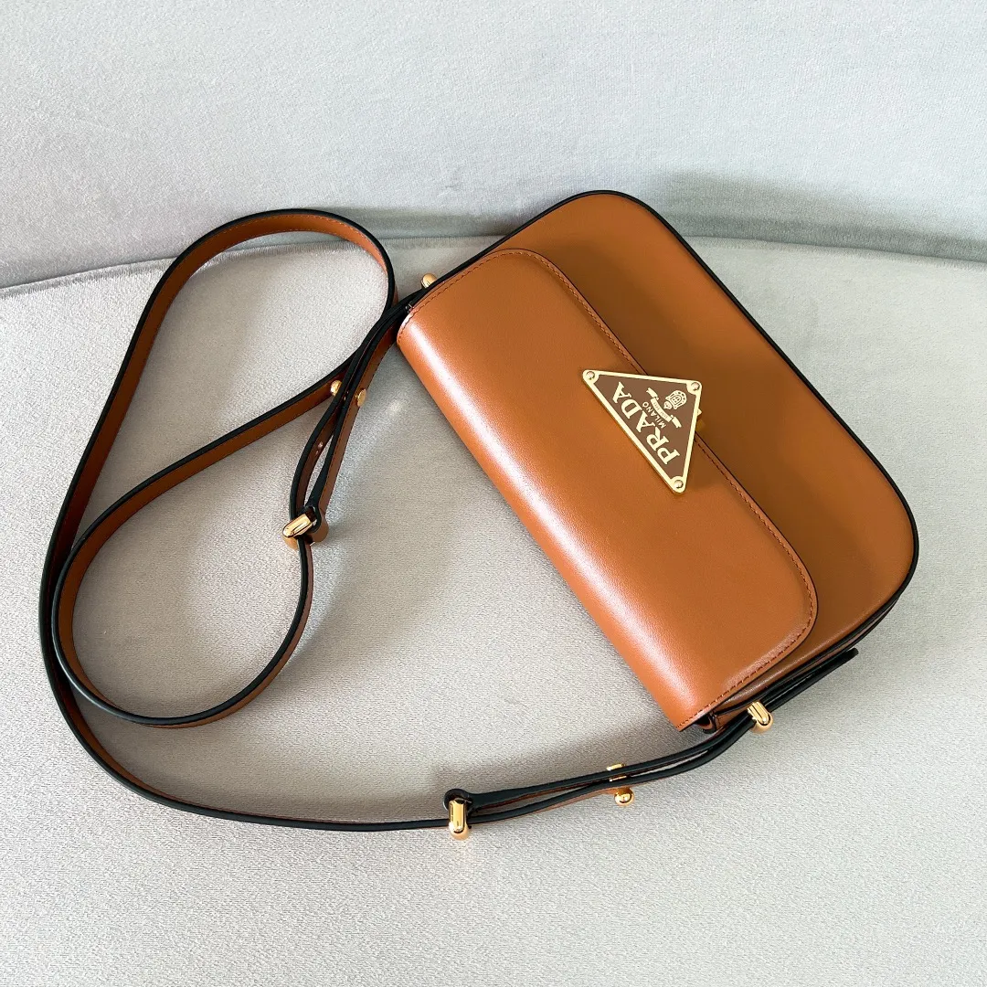 💰1440✨New product launch✨2023 new series shoulder bag 1BD339 is made of exquisite calfskin and is equipped with the iconic triangular logo decorative lock. The shoulder strap is adjustable and can be carried under the armpit or on one shoulder. The overall style of the bag is simple and the lines are elegant. Fashion and retro style are combined. The inner compartment capacity is also great. It is a new fashion trendsetter that combines retro fashion and practicality😘 Size 20.5*10.5*4 caramel color
