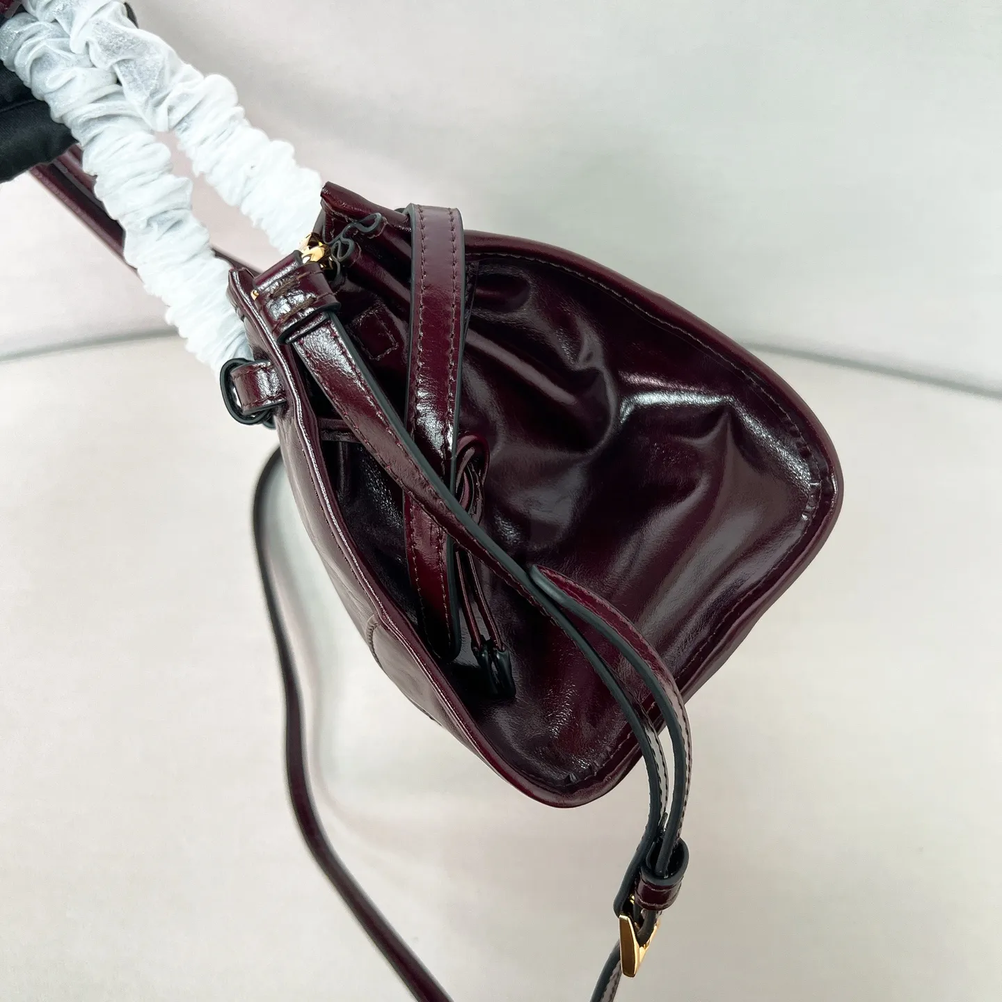 💰1840✨New model debut✨Oil-waxed leather LuxSoft handbag large size 1BA426 Popular LuxSoftBag Retro oil-waxed leather with gold hardware Iconic triangle logo Comes with a long shoulder strap Can be carried on one shoulder or crossbody The fashionable feel is straight forward Size 32*15.5*12 wine red