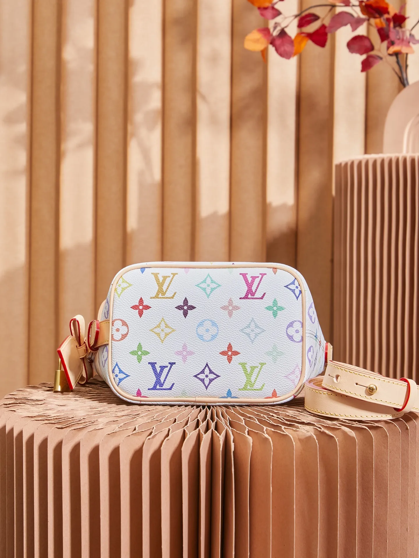 P¥1240👉nfc163C01 dynamic chip👈 [100% MB special grade, all steel hardware, imported fabrics] This All In BB handbag conveys the fun style of the Louis Vuitton x Murakami reissue series with smart details. Monogram coated canvas is rendered in the artist's rainbow of hues, and the nameplate is embellished with bows and padlocks. With the adjustable cowhide handle and leather shoulder strap, it can be carried by hand, shoulder or cross-body. Monogram coated canvas - Calfskin leather trim - Fabric lining - Metal hardware - Magnetic and hook closure - Removable zippered interior pocket with a brand name - Padlock for smartphone, keys, headphones and Zippy wallet - Shoulder strap: non-detachable, adjustable! ! Model: M13089; Size: 16x18x12CM