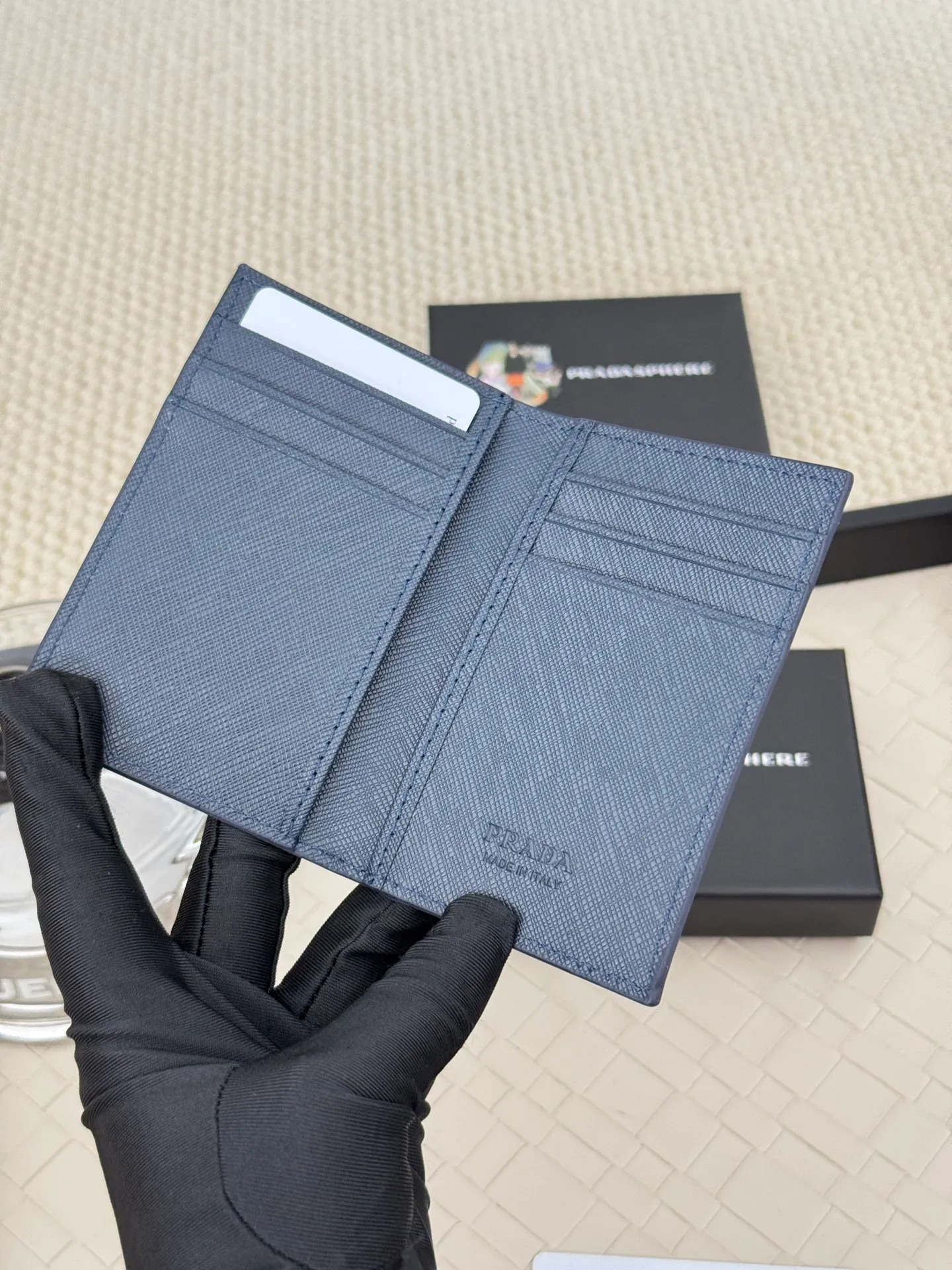 💰120 prada cross pattern unisex card holder, can be placed in pockets, bags, and can be held in hand, made of cross pattern imported calfskin, pocket card holder, can hold change, 6 card slots, simple and elegant fashion trend. Model 2MC101, color as shown in the picture, size 11×7cm,