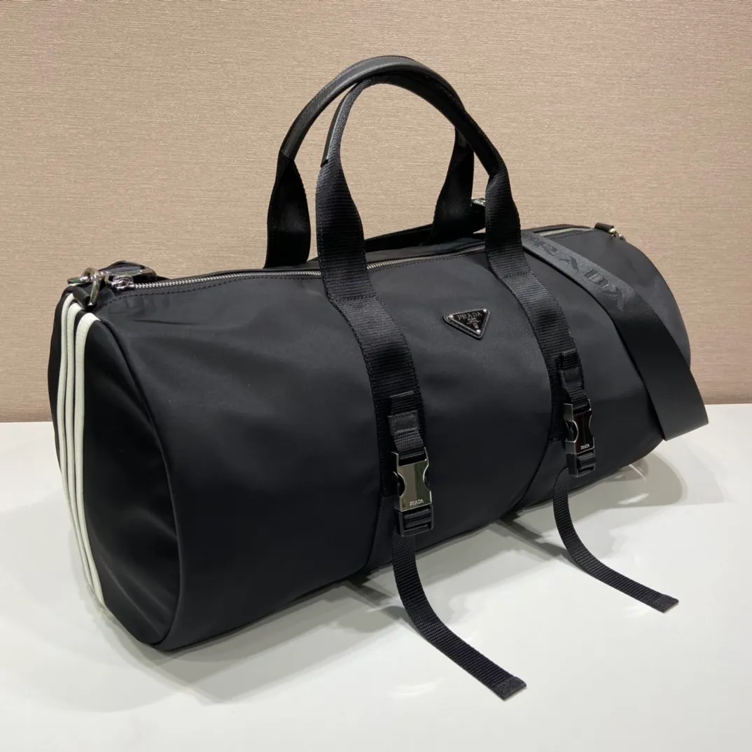 💰1320🎉Co-designed by ad and Pd🎉2VC015 is a collaboration between two major brands🤝 This travel bag is co-designed by ad and pd. It is made of Re-Nylon and Saffiano leather. It has ad’s classic contrasting three-strip cowhide pattern on the side and a joint environmentally friendly mark. Equipped with a detachable long nylon shoulder strap, it looks particularly novel and casual😘😘The upper body effect is great👏👏A must-have artifact when going out🎉🎉Hurry up and get it🎉🎉 Length 50x Height 27x Bottom 25cm🎉🎉🎉👏👏👏