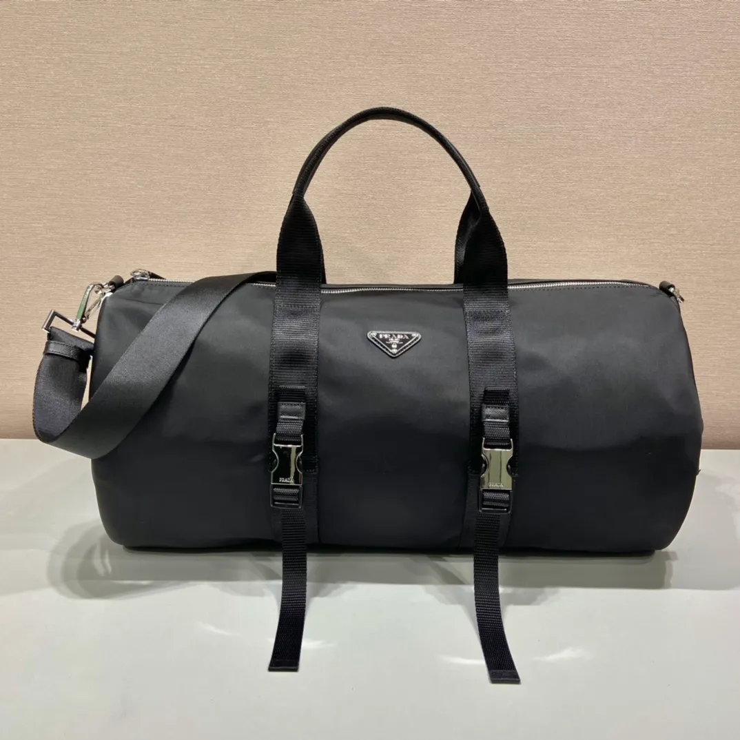 💰1320🎉Co-designed by ad and Pd🎉2VC015 is a collaboration between two major brands🤝 This travel bag is co-designed by ad and pd. It is made of Re-Nylon and Saffiano leather. It has ad’s classic contrasting three-strip cowhide pattern on the side and a joint environmentally friendly mark. Equipped with a detachable long nylon shoulder strap, it looks particularly novel and casual😘😘The upper body effect is great👏👏A must-have artifact when going out🎉🎉Hurry up and get it🎉🎉 Length 50x Height 27x Bottom 25cm🎉🎉🎉👏👏👏