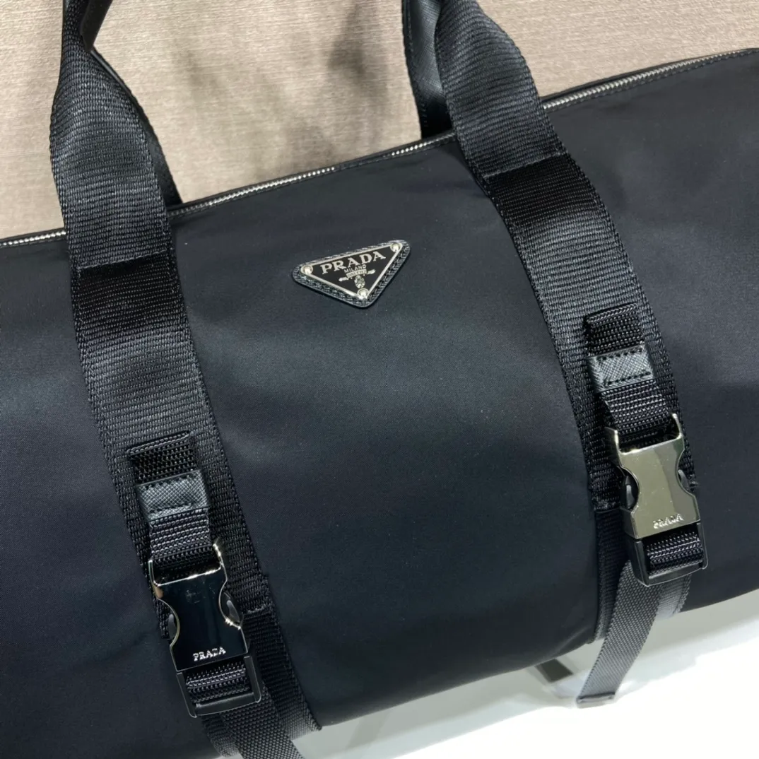 💰1320🎉Co-designed by ad and Pd🎉2VC015 is a collaboration between two major brands🤝 This travel bag is co-designed by ad and pd. It is made of Re-Nylon and Saffiano leather. It has ad’s classic contrasting three-strip cowhide pattern on the side and a joint environmentally friendly mark. Equipped with a detachable long nylon shoulder strap, it looks particularly novel and casual😘😘The upper body effect is great👏👏A must-have artifact when going out🎉🎉Hurry up and get it🎉🎉 Length 50x Height 27x Bottom 25cm🎉🎉🎉👏👏👏