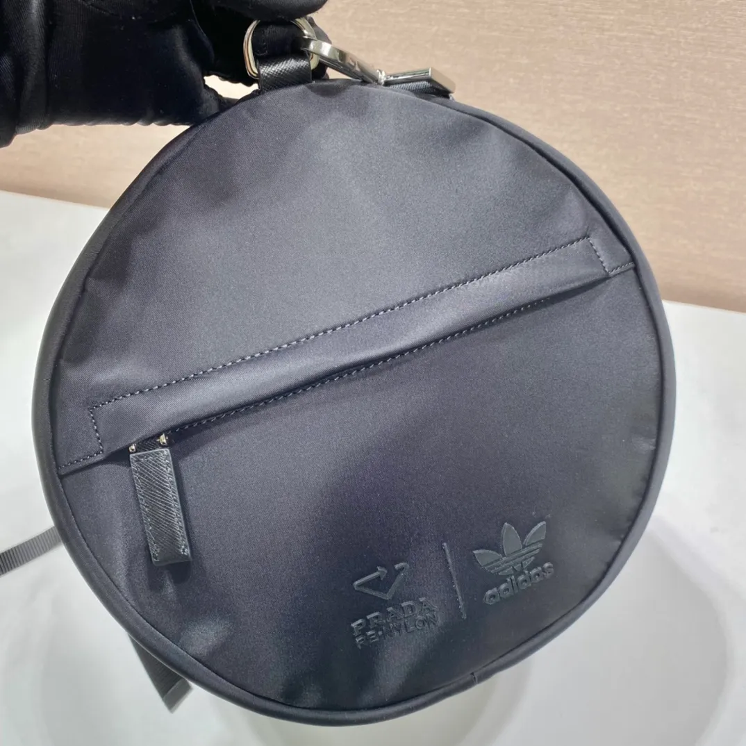 💰1320🎉Co-designed by ad and Pd🎉2VC015 is a collaboration between two major brands🤝 This travel bag is co-designed by ad and pd. It is made of Re-Nylon and Saffiano leather. It has ad’s classic contrasting three-strip cowhide pattern on the side and a joint environmentally friendly mark. Equipped with a detachable long nylon shoulder strap, it looks particularly novel and casual😘😘The upper body effect is great👏👏A must-have artifact when going out🎉🎉Hurry up and get it🎉🎉 Length 50x Height 27x Bottom 25cm🎉🎉🎉👏👏👏