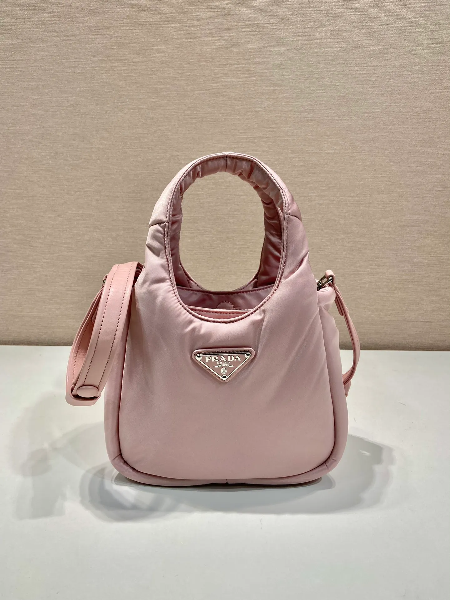 💰1060🎉Mini Tote Bag🎉1BA359 Nylon Fabric🎉🎉 This tote bag style handbag is made of imported nylon fabric, simple and very soft to the touch, casual and fashionable, with double handles and magnetic buckles. Open the bag to reveal the nylon lining and three compartments. The space capacity is very large and lightweight🎉🎉Can be carried on the shoulder🎉🎉If you like babies, hurry up and get it🎉🎉 Length 19x Height 16x Bottom 10cm🎉🎉🎉🍊🍊🍊