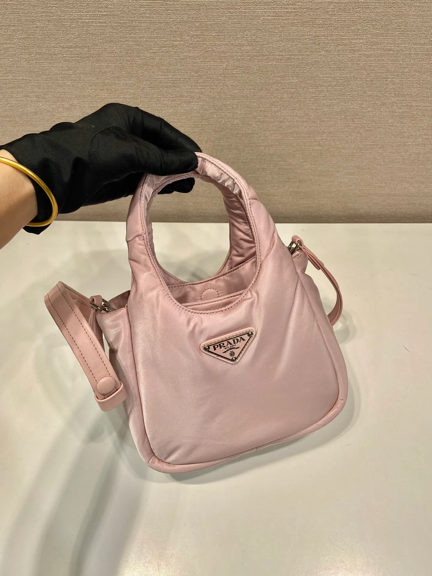 💰1060🎉Mini Tote Bag🎉1BA359 Nylon Fabric🎉🎉 This tote bag style handbag is made of imported nylon fabric, simple and very soft to the touch, casual and fashionable, with double handles and magnetic buckles. Open the bag to reveal the nylon lining and three compartments. The space capacity is very large and lightweight🎉🎉Can be carried on the shoulder🎉🎉If you like babies, hurry up and get it🎉🎉 Length 19x Height 16x Bottom 10cm🎉🎉🎉🍊🍊🍊