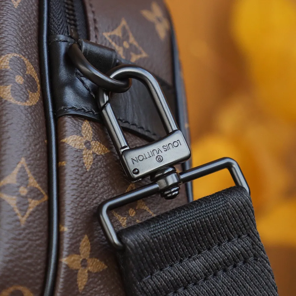 P¥840👉nfc dynamic chip version👈【Top original order, all steel hardware】𝐒 𝐋𝐎𝐂𝐊 Messenger bag m45806 yy French original leather🇫🇷Pure steel hardware Size: 22*18*8cm ☞Every detail is the essence of impeccable