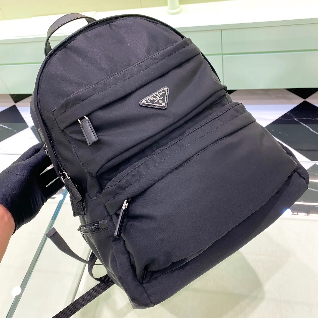 💰1320✨The latest hot style✨ New backpack 2VZ025 Triangular enamel nameplate logo Imported original parachute fabric Using imported equipment✈️+ The lines are all clear ZP synchronized original hardware accessories Two zippered outer pockets Two small pockets on both sides Padded back Perfect details Comparable to counters 😘 Fashionable and casual A must-have for fashionistas [Shengyi][Shengyi] Size 29*17*40