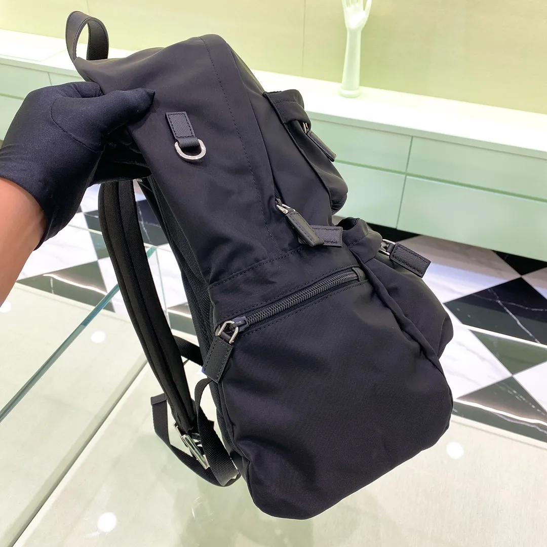 💰1320✨The latest hot style✨ New backpack 2VZ025 Triangular enamel nameplate logo Imported original parachute fabric Using imported equipment✈️+ The lines are all clear ZP synchronized original hardware accessories Two zippered outer pockets Two small pockets on both sides Padded back Perfect details Comparable to counters 😘 Fashionable and casual A must-have for fashionistas [Shengyi][Shengyi] Size 29*17*40