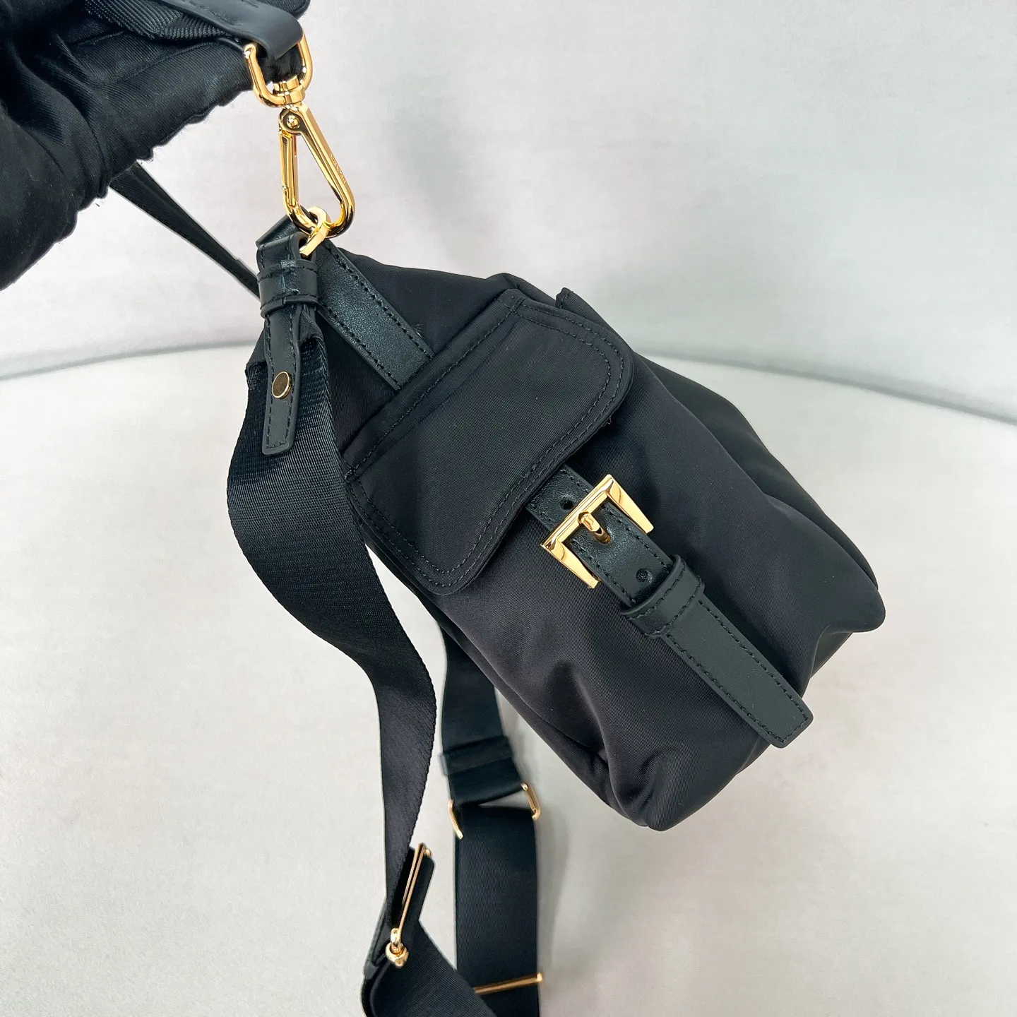 💰1260✨New product launch✨2025 new unisex Explore handbag large size 1BC264, super versatile and good-looking, fashionable people must buy it! Not only practical, lightweight, but also good-looking, with super large capacity. Triangle signature + waterproof parachute nylon. Lightweight and practical design combines sports and versatile elements. Equipped with two detachable and adjustable webbing straps. The fluffy and soft shape goes well with clothes. The multi-pocket design meets the functional needs of traveling and commuting. It is simply great👏... Unisex style for both men and women🉑️ Size: 32*22*11.5cm black