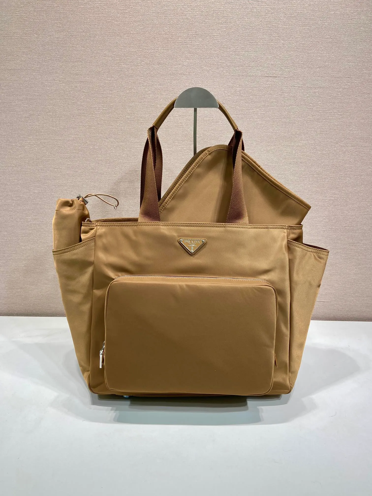 💰1320🎉Classic mommy bag🎉1BG102 brandy🎉🎉 This mommy bag is made of imported nylon fabric, the design is very practical😘It can also be used as a shopping bag/mommy bag. Kill two birds with one stone and feel fully equipped when going out🎉🎉. It comes with a seat cushion and cup holder. The functionality is fantastic. Get it now. Another popular style that will never go out of style🎉🎉 Length 35x Height 30x Bottom 17cm