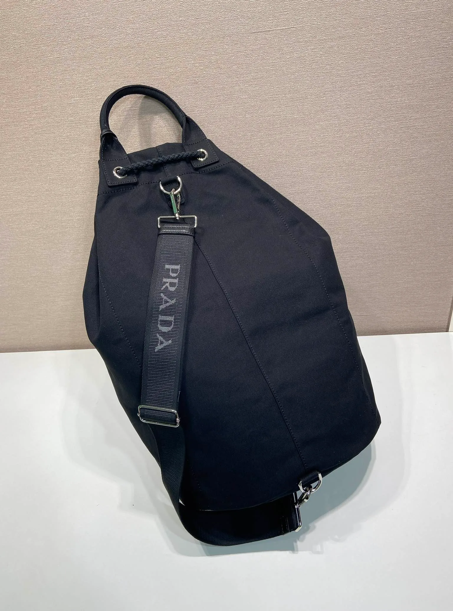 💰1360🎉New travel bag🎉2VY011🎉🎉 This linen blend drawstring travel bag interprets a light and sporty style, with adjustable and removable shoulder straps and leather trim. Tonal letter logo embroidery adds a unique, classic touch. The drawstring bag design makes the upper body very fashionable. This is the latest and most fashionable travel bag since ancient times. It has a lot of space. Get it now🎉🎉Length 34xH 55x㡳34cm🎉🎉🎉💰💰💰