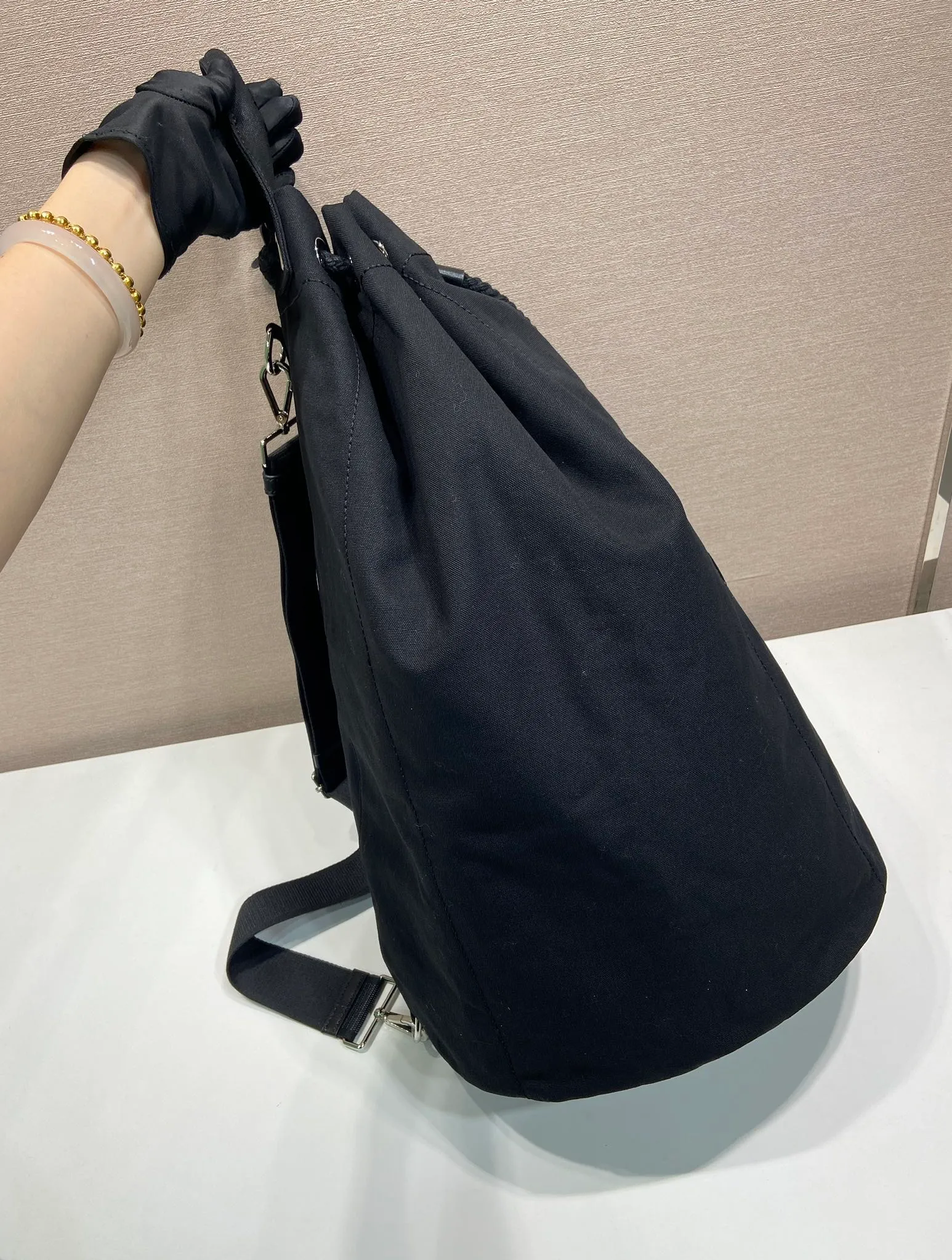 💰1360🎉New travel bag🎉2VY011🎉🎉 This linen blend drawstring travel bag interprets a light and sporty style, with adjustable and removable shoulder straps and leather trim. Tonal letter logo embroidery adds a unique, classic touch. The drawstring bag design makes the upper body very fashionable. This is the latest and most fashionable travel bag since ancient times. It has a lot of space. Get it now🎉🎉Length 34xH 55x㡳34cm🎉🎉🎉💰💰💰