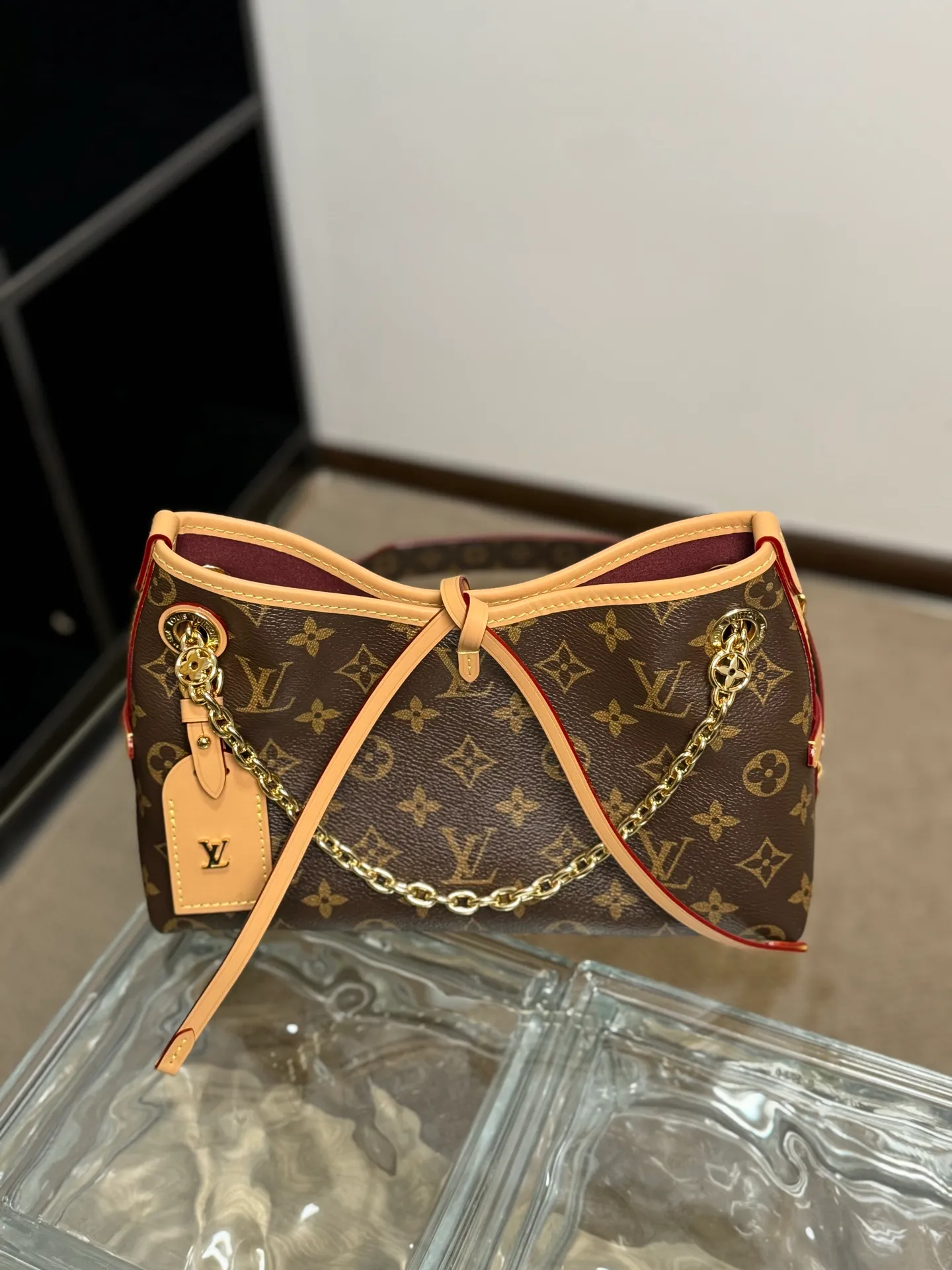 P¥1000👉nfc dynamic chip👈 [100% MB special grade all-steel hardware imported fabrics] This CarryAll BB handbag is made of Monogram canvas, and the dazzling chain is decorated with Monogram flowers, lighting up day and night occasions with a trendy look. A leather name tag complements the lace-up closure, and an interior zippered pocket provides easy access to your credit cards. Monogram coated canvas - Calfskin leather trim - Textile lining - Metal hardware - Lace-up and magnetic closure - Internal zippered patch pocket - Designer - Holds a smartphone, keys, Zippy wallet and headphones - Shoulder strap: non-detachable, adjustable! ! Model: M13014; Size: 26x17x10CM