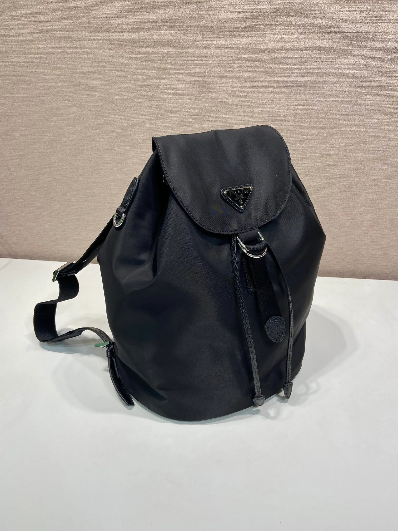 💰1120🎉New product🎉1BZ0197 backpack🎉🎉 This backpack is made of imported nylon fabric and cross-grain cowhide. The only backpack does not have a portable design. It is very unique and has a casual flavor. It has a large capacity and space. The upper body effect is light, fashionable and practical. It is also a popular style that will never go out of style🎉🎉Babies, hurry up and get it🎉🎉 Length 25x Height 35x Bottom 15cm🎉🎉🎉💰💰💰