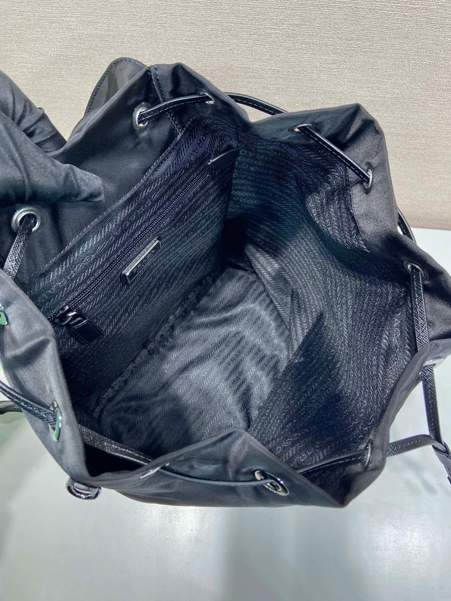 💰1120🎉New product🎉1BZ0197 backpack🎉🎉 This backpack is made of imported nylon fabric and cross-grain cowhide. The only backpack does not have a portable design. It is very unique and has a casual flavor. It has a large capacity and space. The upper body effect is light, fashionable and practical. It is also a popular style that will never go out of style🎉🎉Babies, hurry up and get it🎉🎉 Length 25x Height 35x Bottom 15cm🎉🎉🎉💰💰💰