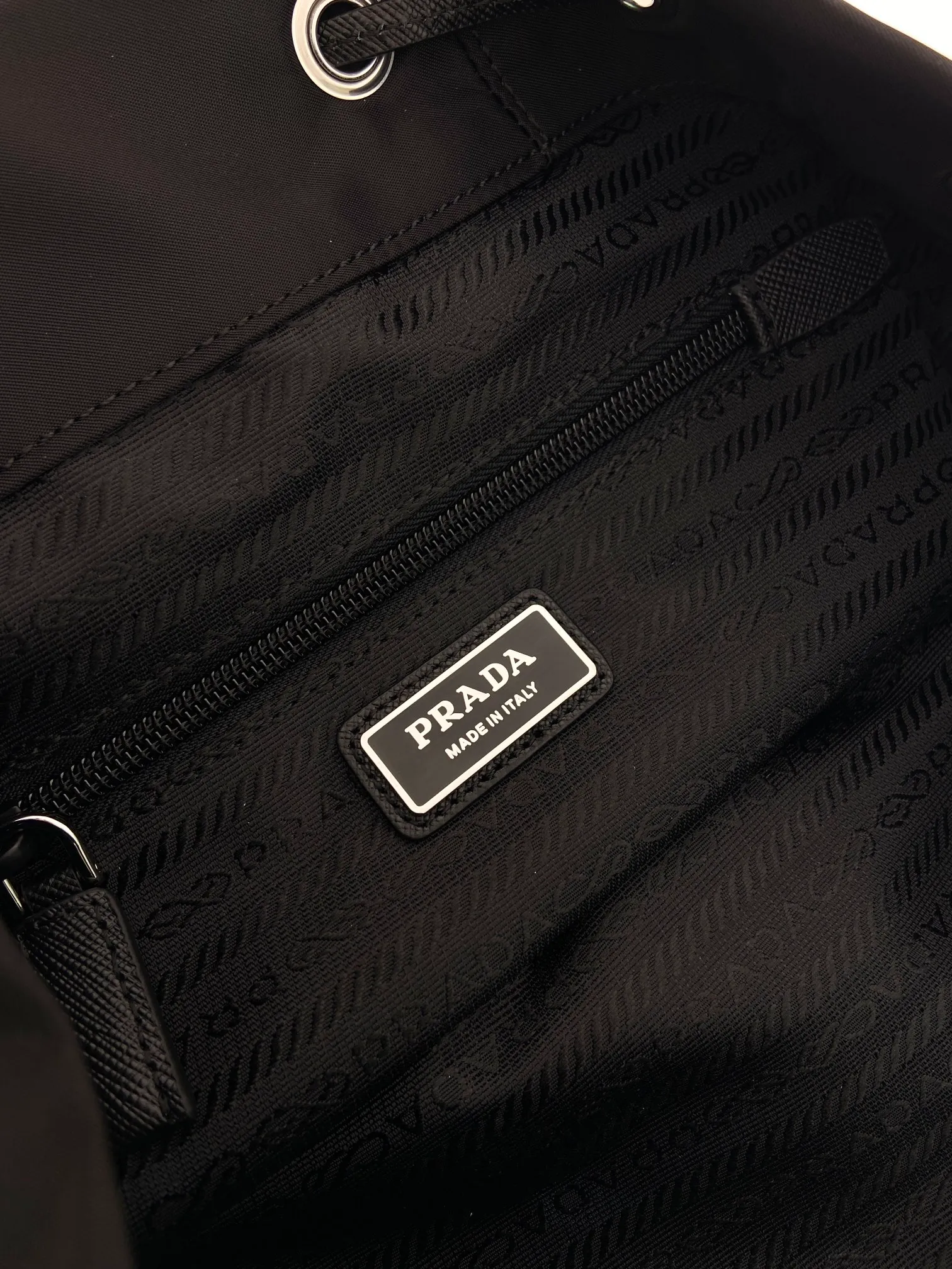 💰1120🎉New product🎉1BZ0197 backpack🎉🎉 This backpack is made of imported nylon fabric and cross-grain cowhide. The only backpack does not have a portable design. It is very unique and has a casual flavor. It has a large capacity and space. The upper body effect is light, fashionable and practical. It is also a popular style that will never go out of style🎉🎉Babies, hurry up and get it🎉🎉 Length 25x Height 35x Bottom 15cm🎉🎉🎉💰💰💰