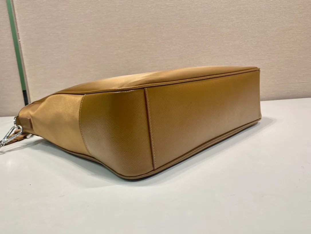 💰1260🎉Exclusive first launch🎉2VG064 new color🎉🎉The latest shopping bag😘😘This nylon tote bag presents a minimalist design style and exudes a modern atmosphere. Made of imported nylon fabric and Saffiano cross-grain cowhide, the handbag is equipped with a detachable shoulder strap, which can be used to create a fashionable look. Simple and elegant, it is very practical. It is no problem when carrying it or on short business trips. It fully meets the needs of men🙊🙊 and is worth buying😘😘 Length 36x Height 34x Height 10cm