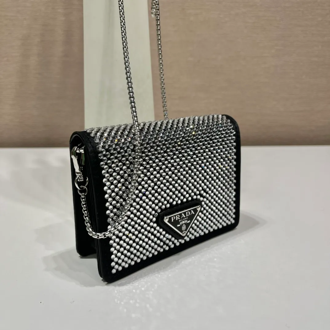 💰760🎉Necklace Crystal Pouch🎉1MR024🎉🎉 This Duchesse fabric card holder is decorated with imitation crystals throughout, creating a light and shadow style and iridescent colors on the surface, highlighting a gorgeous yet functional design. My favorite is this detachable and adjustable iron shoulder strap, which can be used as a waist bag decoration😍😍 or as a necklace decoration with clothes. The triangle mark in the middle can be adjusted, giving the item a variety of ways to wear it. The space can be used to hold lipstick 💄/earphones/keys🚗....it bling bling under the night light, so beautiful. Worth buying 🎉🎉 Length 11.5x Height 8cm