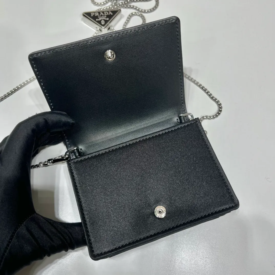 💰760🎉Necklace Crystal Pouch🎉1MR024🎉🎉 This Duchesse fabric card holder is decorated with imitation crystals throughout, creating a light and shadow style and iridescent colors on the surface, highlighting a gorgeous yet functional design. My favorite is this detachable and adjustable iron shoulder strap, which can be used as a waist bag decoration😍😍 or as a necklace decoration with clothes. The triangle mark in the middle can be adjusted, giving the item a variety of ways to wear it. The space can be used to hold lipstick 💄/earphones/keys🚗....it bling bling under the night light, so beautiful. Worth buying 🎉🎉 Length 11.5x Height 8cm