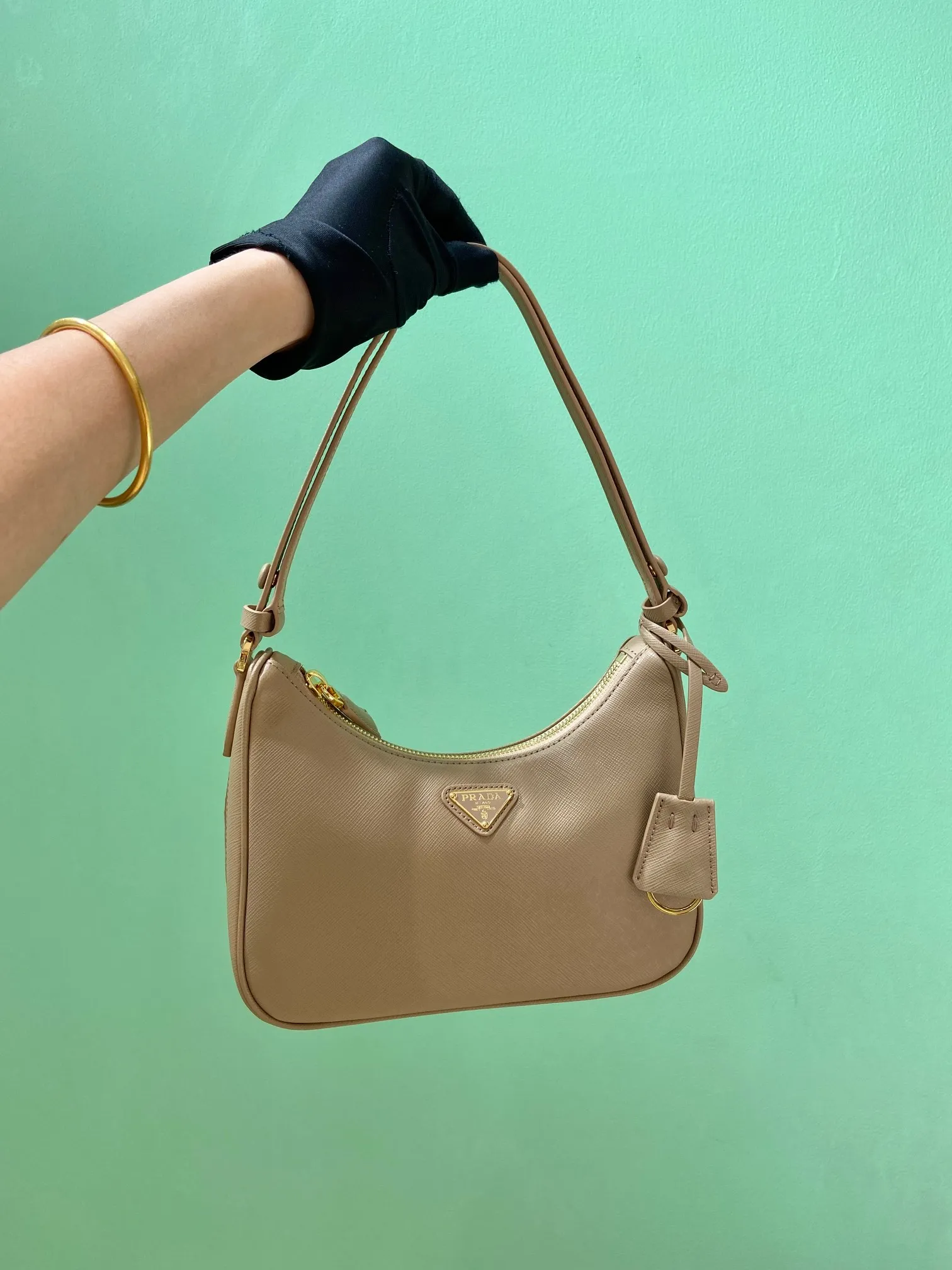 💰1320🎉New new color🎉1BC204B handbag/underarm bag/crossbody bag This Hobo handbag/underarm bag/crossbody bag is very functional and can be used for three purposes in one bag. It is perfect🎉🎉It is made of imported cross-grain cowhide, which is more wear-resistant. The shoulder strap can be adjusted and switched at any time😘😘The upper body effect is beautiful, convenient and practical🎉🎉Hurry up and get it👏👏 Length 23x Height 17x Bottom 6.5cm🎉🎉🎉👏👏👏