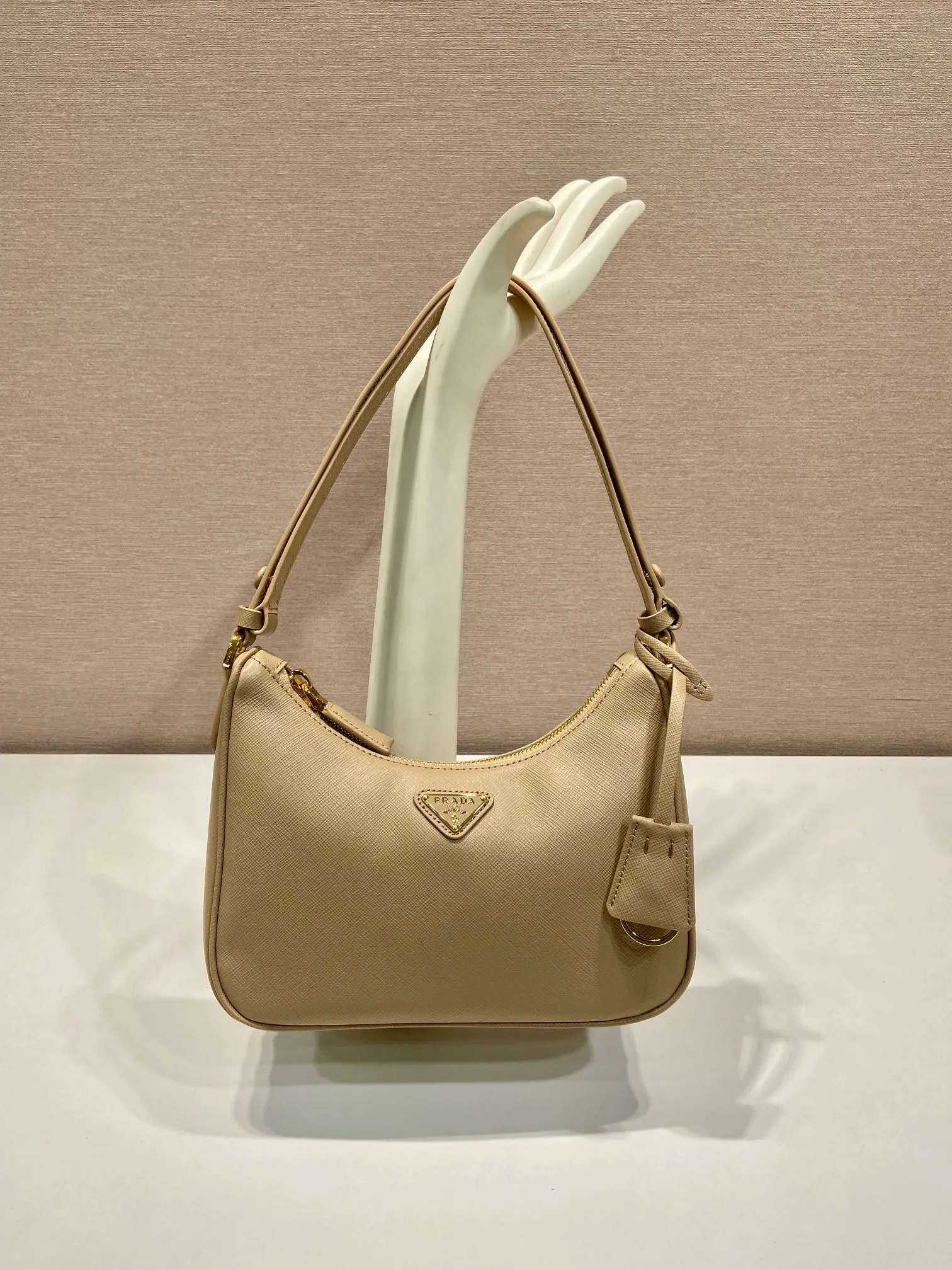 💰1320🎉New new color🎉1BC204B handbag/underarm bag/crossbody bag This Hobo handbag/underarm bag/crossbody bag is very functional and can be used for three purposes in one bag. It is perfect🎉🎉It is made of imported cross-grain cowhide, which is more wear-resistant. The shoulder strap can be adjusted and switched at any time😘😘The upper body effect is beautiful, convenient and practical🎉🎉Hurry up and get it👏👏 Length 23x Height 17x Bottom 6.5cm🎉🎉🎉👏👏👏