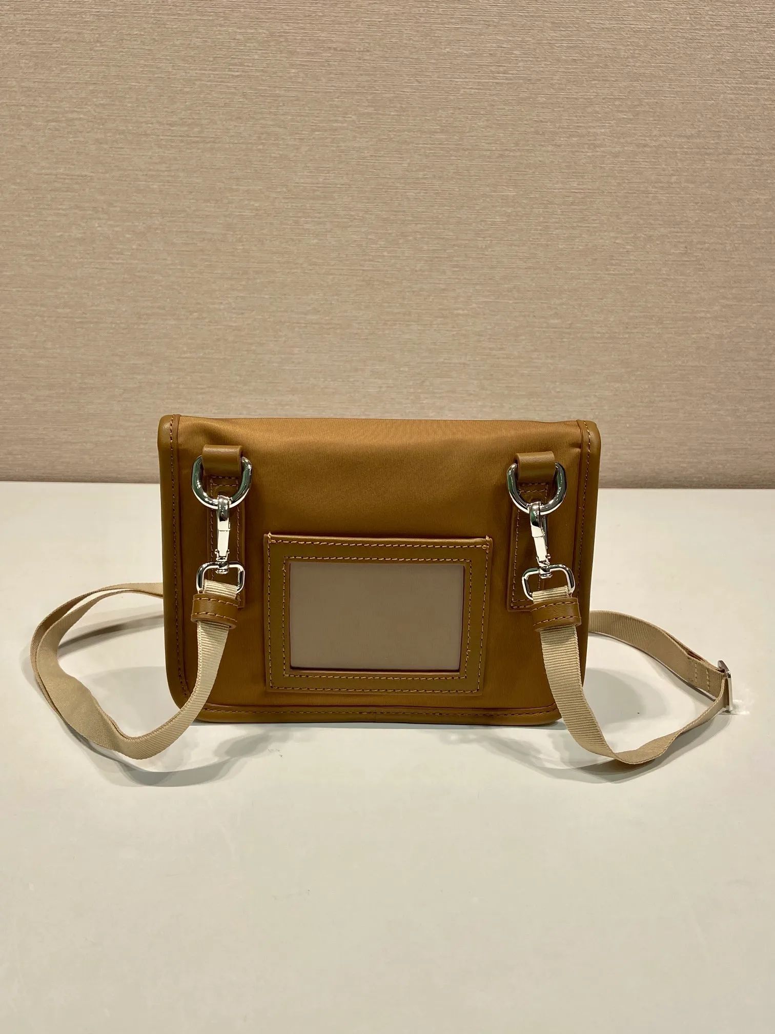 💰760🎉New mini messenger bag🎉2ZH108👏👏New color The mini messenger bag has a super unique shape. It is definitely worth buying for the current super popular small bag trend! And it has an inexplicable retro feel🙊I like the design of PRD so much. It’s fashionable😘 For fashionistas who have countless bags, I recommend this simple and elegant design , a triangular logo is enough to show off the stylish atmosphere of personality, easy to use in daily life, recommended for men and women👧🏻➕👨🏻, length 18x height 14x base 3cm👏👏👏💰💰💰