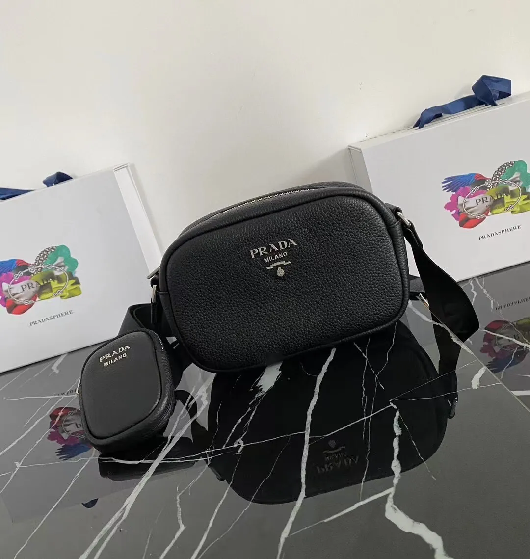 P1160¥ [Top original order] 🎉New camera crossbody bag🎉1BH182 has arrived🎉🎉This crossbody bag is made of imported deerskin grain cowhide and equipped with an adjustable long shoulder strap. My favorite It’s a small bag on the shoulder strap😘It’s perfect😘, it has a large capacity, is simple and elegant, and feels super soft🎉Hurry up and get it🎉Dimensions: length 22x height 14.5x bottom 8cm🎉🎉🎉👏👏👏!