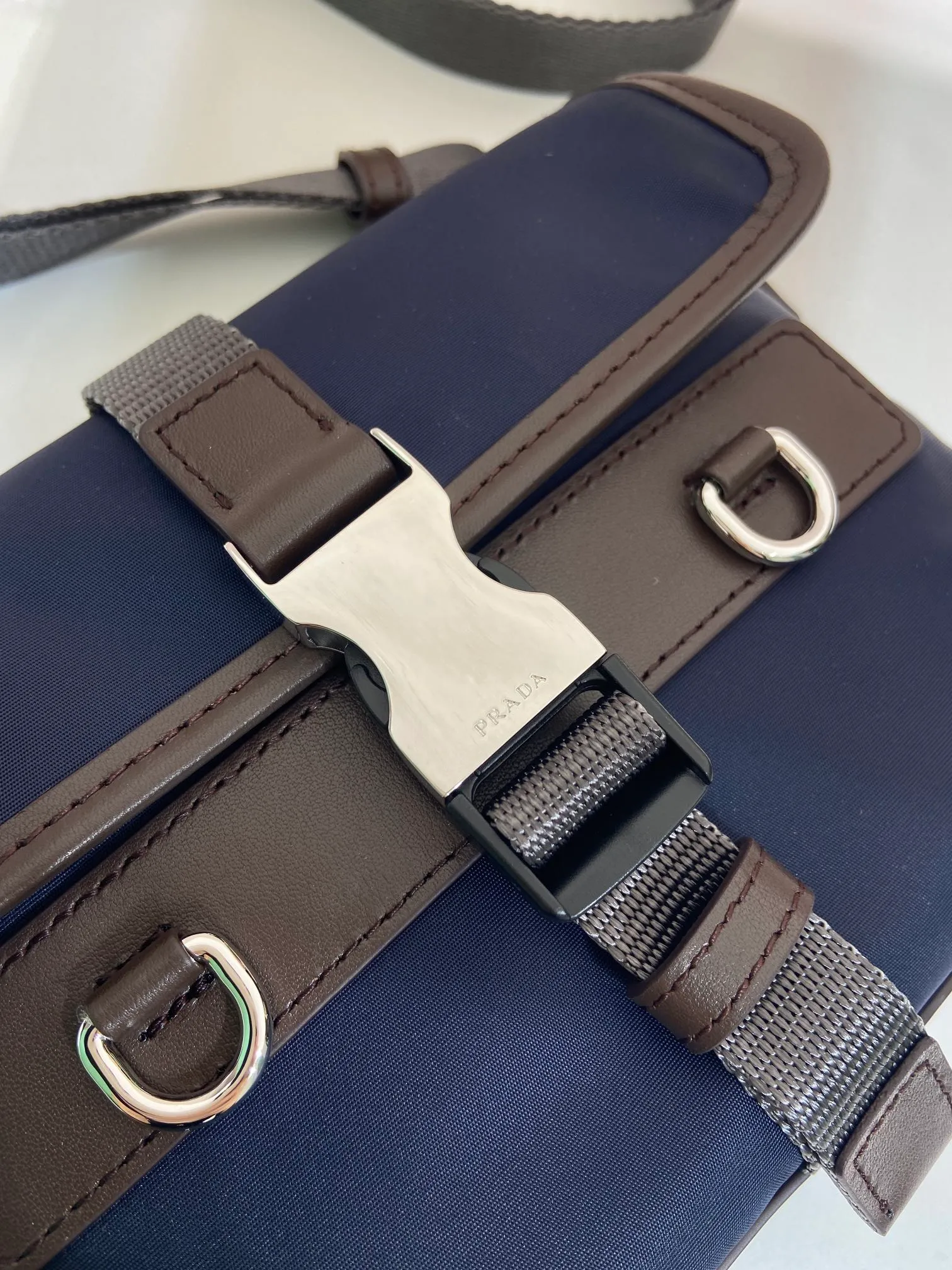 💰920🎉New 🎉2ZT071 Cell Phone Case🎉🎉 This sophisticated and modern smartphone case is made of Re-Nylon. Versatile accessory with leather details and practical removable and adjustable shoulder strap. An enameled metal triangle logo adds a signature note. Equipped with two card slots🎉🎉, the upper body effect is fashionable and classy, ​​hurry up and get it, it is another popular style that will never go out of style🎉🎉 Length 19x height 13x bottom 5.5cm🎉🎉🎉💰💰💰