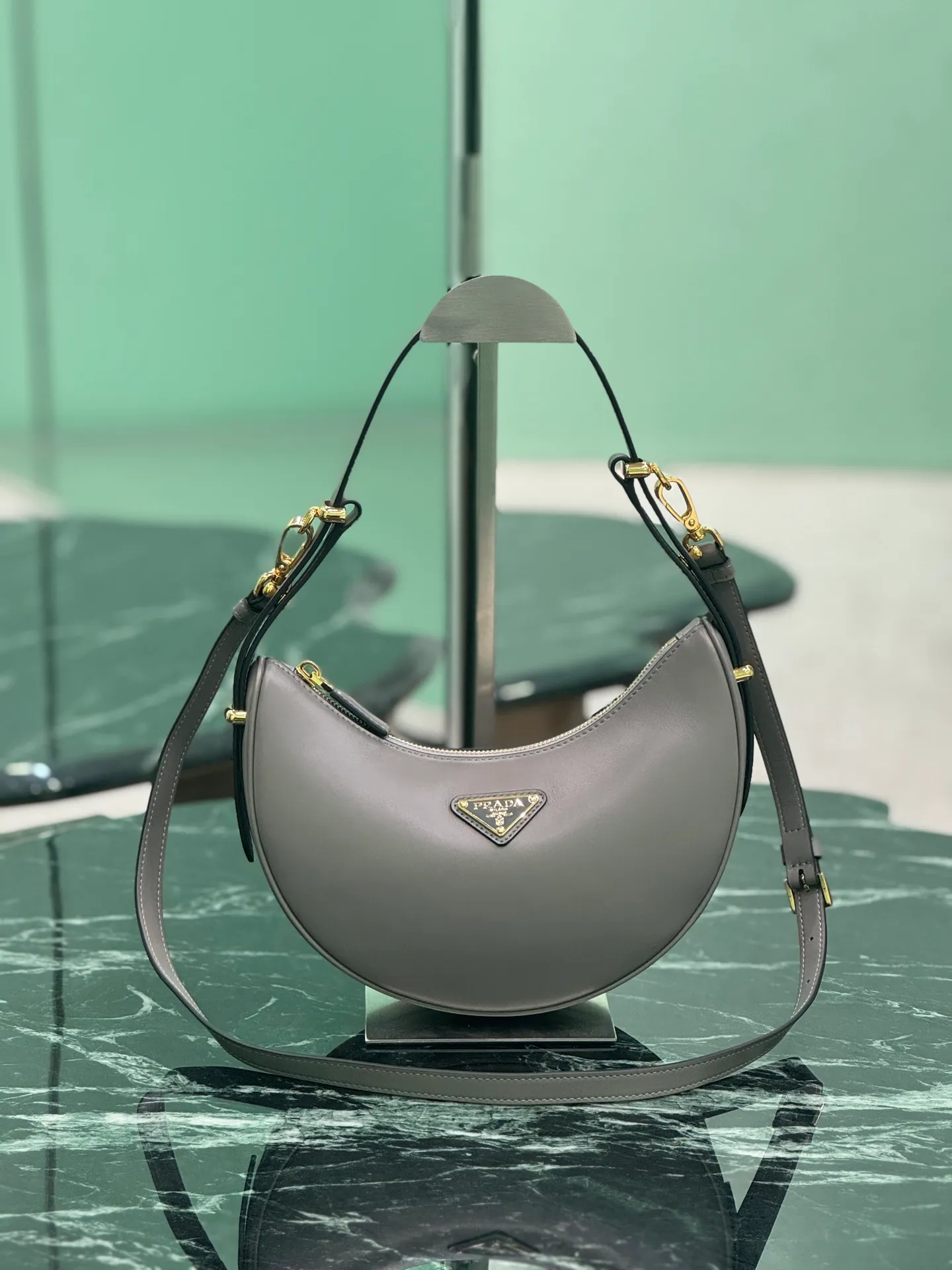 💰1700🌟Moon Handbag [New Version] This simple Moon handbag uses cowhide to bring out the modern and versatile charm. The curved body design is equipped with 2 long/short adjustable shoulder straps, making it easy to change the shape at will. The interior is equipped with imported lambskin, and the metal accessories add to the bright style. Size: length 22.5x height 18.5x bottom 6.5cm Style number: 1BC194