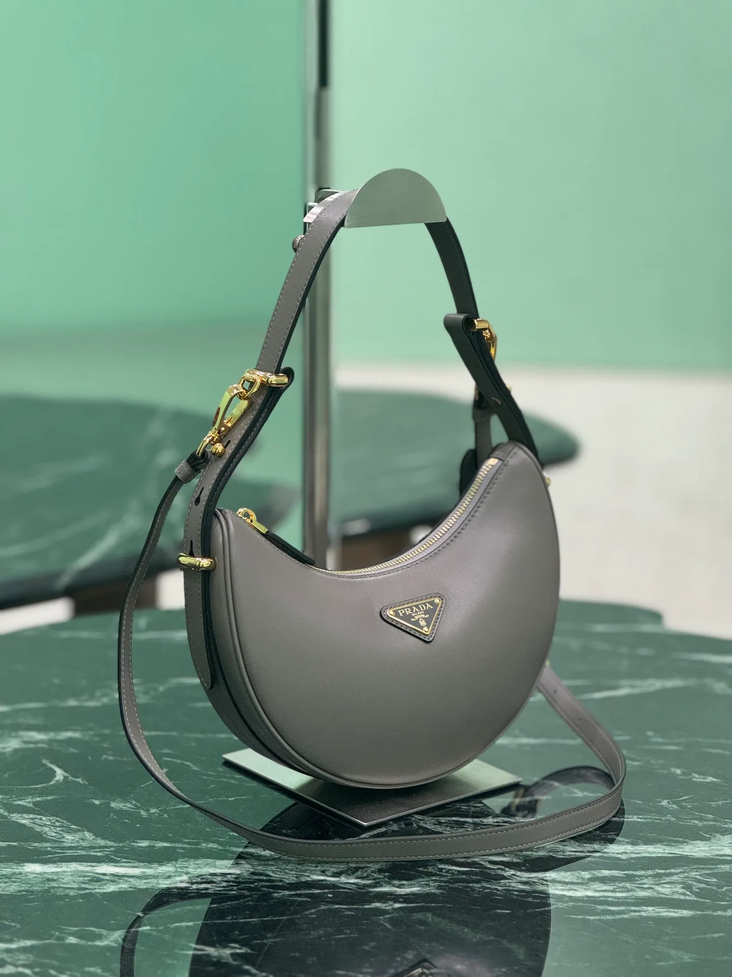💰1700🌟Moon Handbag [New Version] This simple Moon handbag uses cowhide to bring out the modern and versatile charm. The curved body design is equipped with 2 long/short adjustable shoulder straps, making it easy to change the shape at will. The interior is equipped with imported lambskin, and the metal accessories add to the bright style. Size: length 22.5x height 18.5x bottom 6.5cm Style number: 1BC194