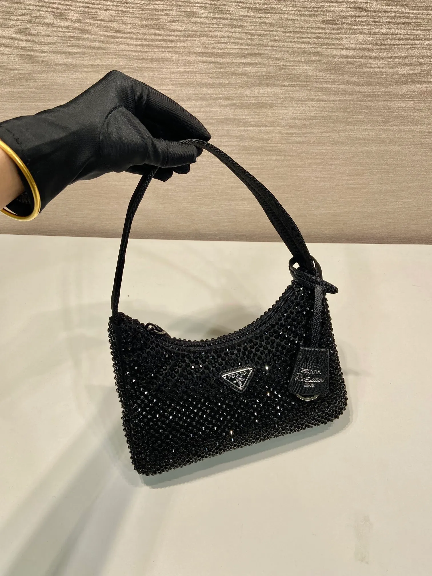 💰1020🎉Flash diamond Hobo🎉2023 1NE515 flash diamond, new color🎉🎉The most beautiful and sparkling rhinestone Hoboؔ😘😘Imported diamond net. The shiny appearance. The blingbling effect under night light is very eye-catching. The return rate is very high🙈🙈Everyone will praise you wherever you take it😘This kind of sparkling diamond bag is also very easy to match with clothes. It is cute and cool. It is suitable for any occasion. The popular elements of Hobo have always been recognized by Internet celebrities/celebrities. It is another Hobo that is always popular🙊🙊It is worth buying👍Beautiful girls😘length 23x height 13x bottom 5cm